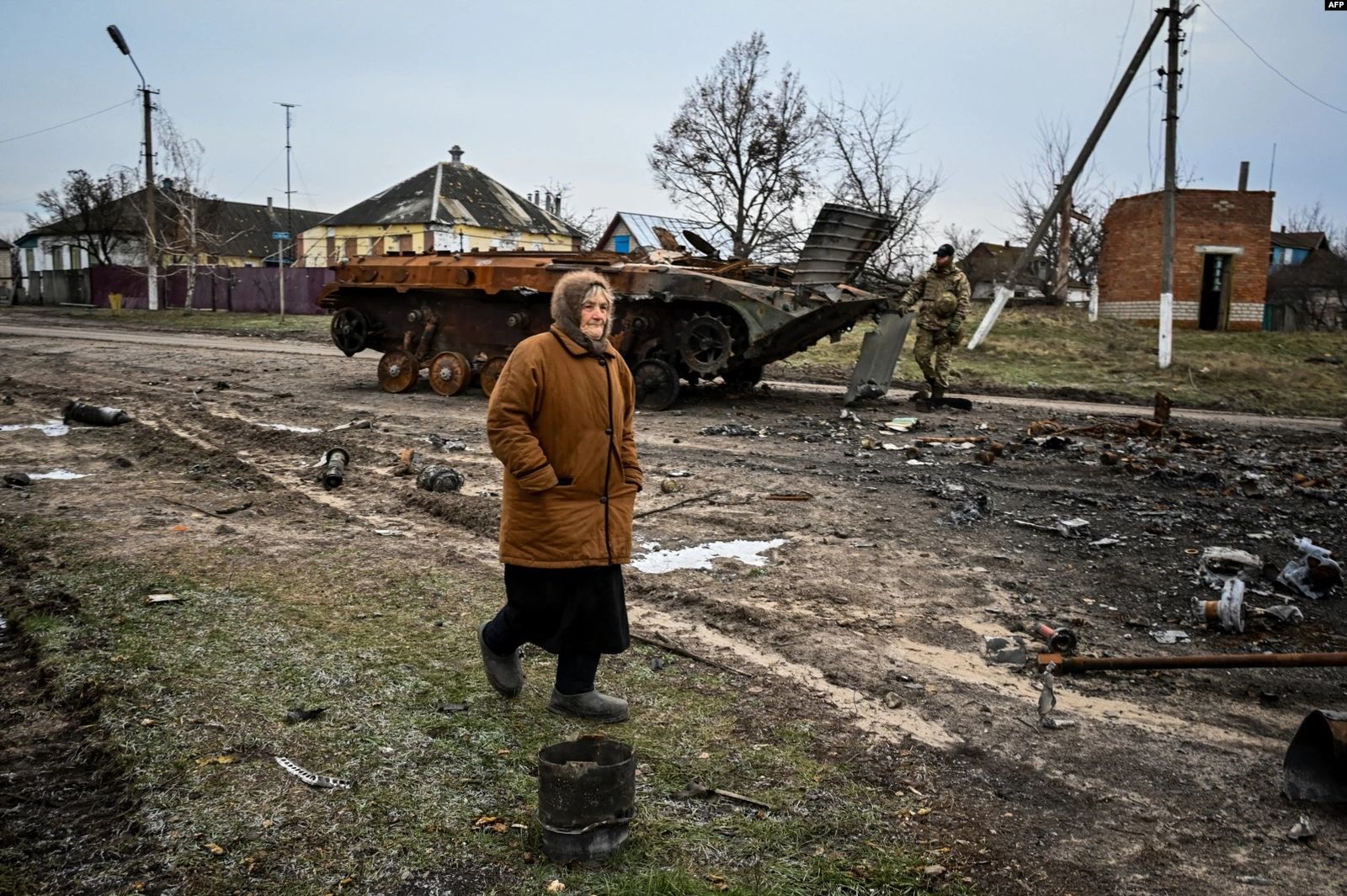 Женщина проходит мимо разрушенного бронетранспортера в освобожденном селе Петропавловка под городом Купянском Харьковской области. 15 декабря / AFP / VOA