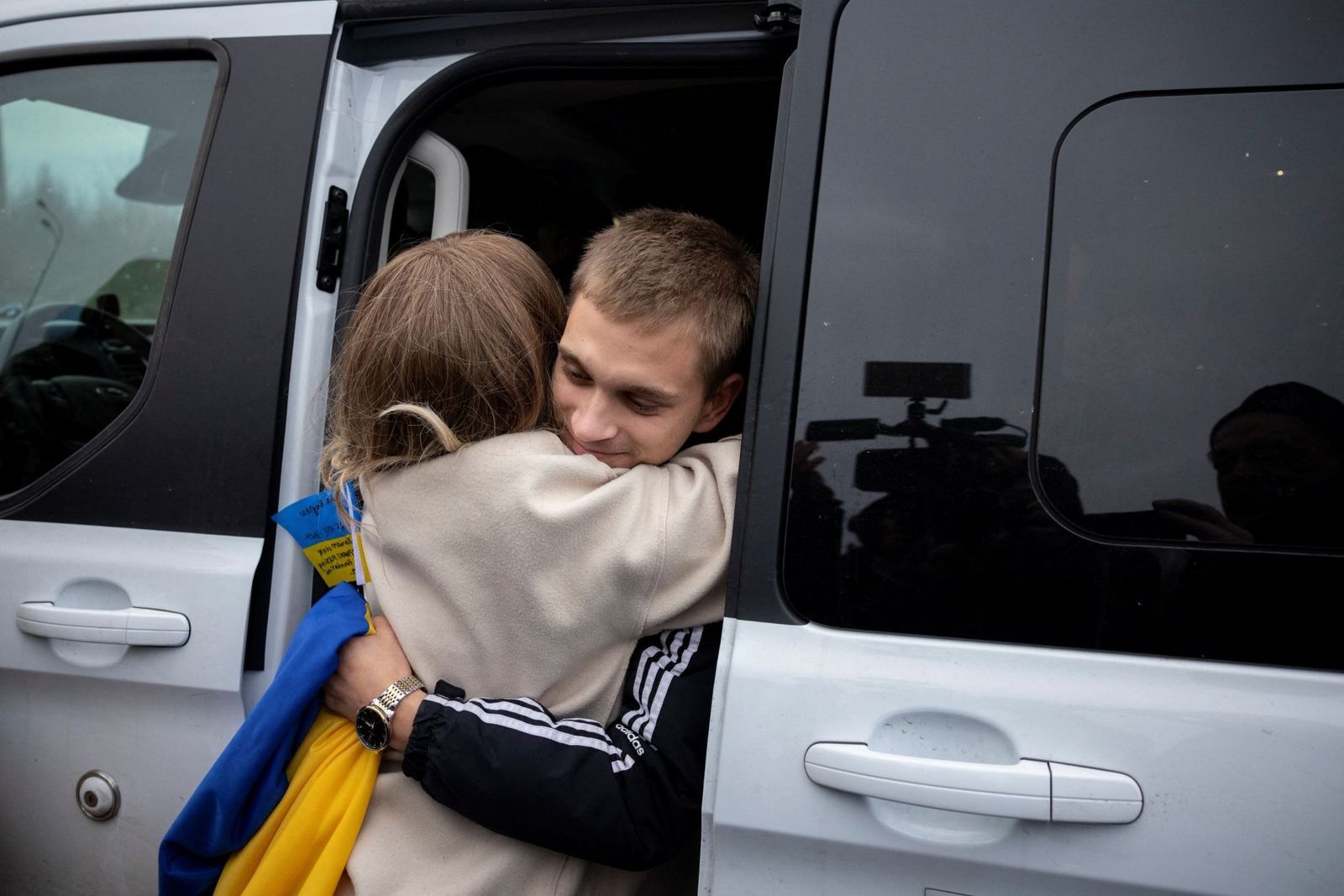 Возвращение в Украину 18-летнего Богдана Ермохина, которого вывезли из Мариуполя после захвата города российскими войсками и передали в приемную семью. В начале ноября подростка вызвали в подмосковный военкомат. Позднее стало известно, что власти Рос