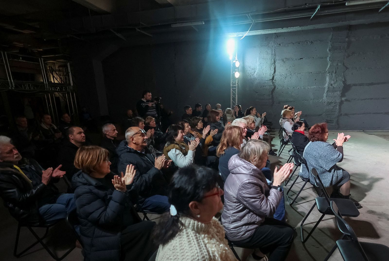 Жители Харькова слушают оперных певцов в бомбоубежище театра, где можно безопасно провести выступление. 1 ноября / Reuters