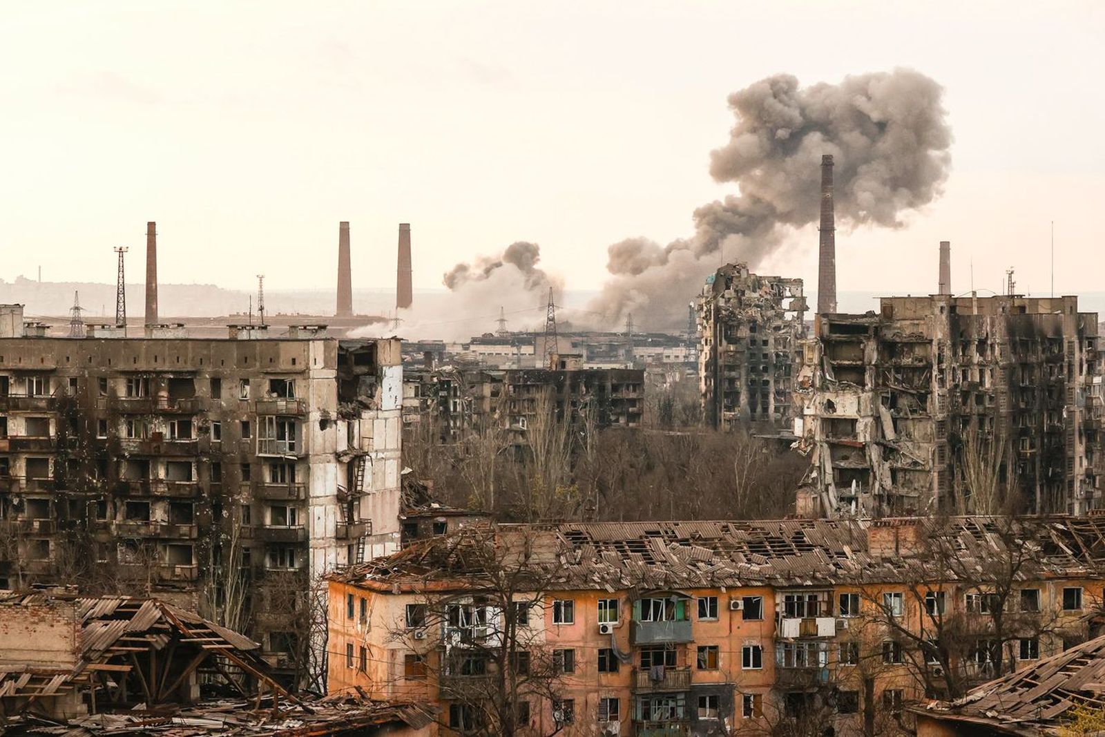 Последствия обстрелов Мариуполя. По словам президента Украины Владимира Зеленского, 95% зданий в городе разрушены. 22 апреля / Петр Ковалев / ТАСС