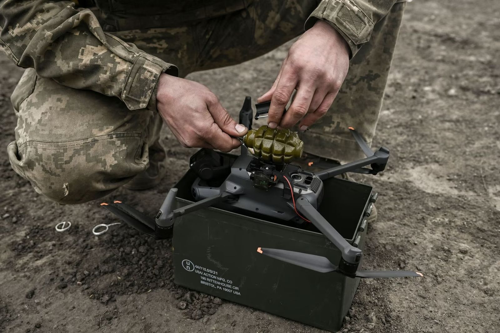 Украинский военнослужащий прикрепляет ручную гранату к нижней части беспилотника, чтобы использовать ее при атаки на российские войска недалеко от Бахмута. 15 марта / Aris Messinis / AFP / Getty Images / Atlantic