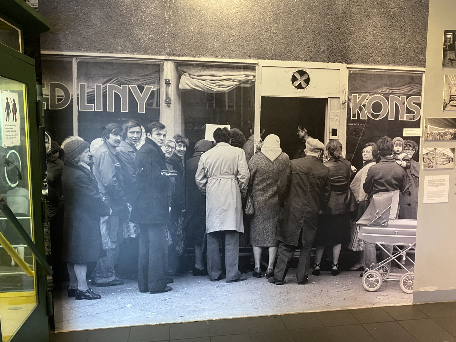 Очереди и&nbsp;дефицит­­­: спутники повседневной жизни в&nbsp;«народной» Польше. Экспозиция музея жизни в&nbsp;ПНР, Варшава. Фото автора.