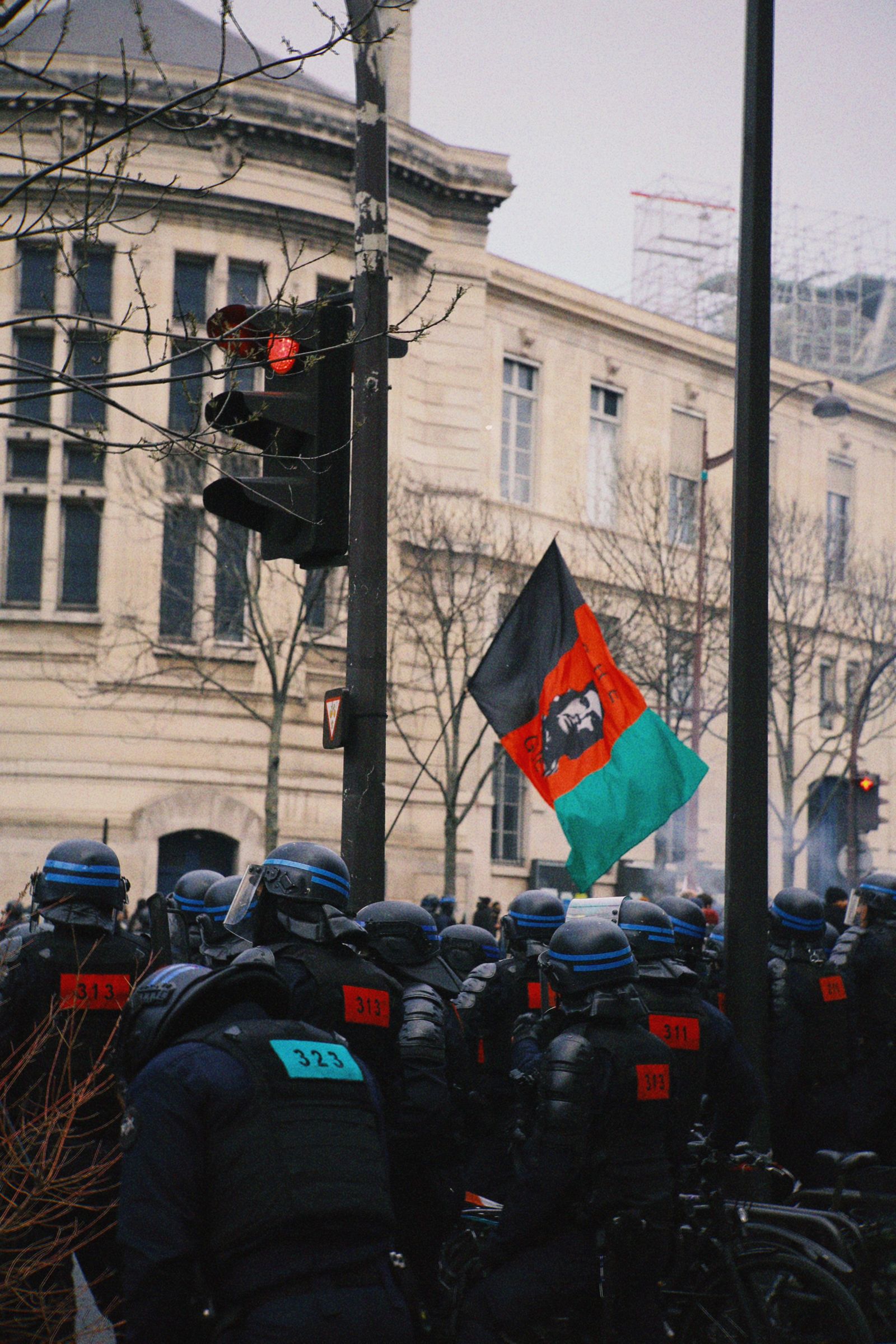 Горящие баррикады и радикальный вандализм: фоторепортаж с улиц протестного  Парижа. Black bloc бросает вызов государству