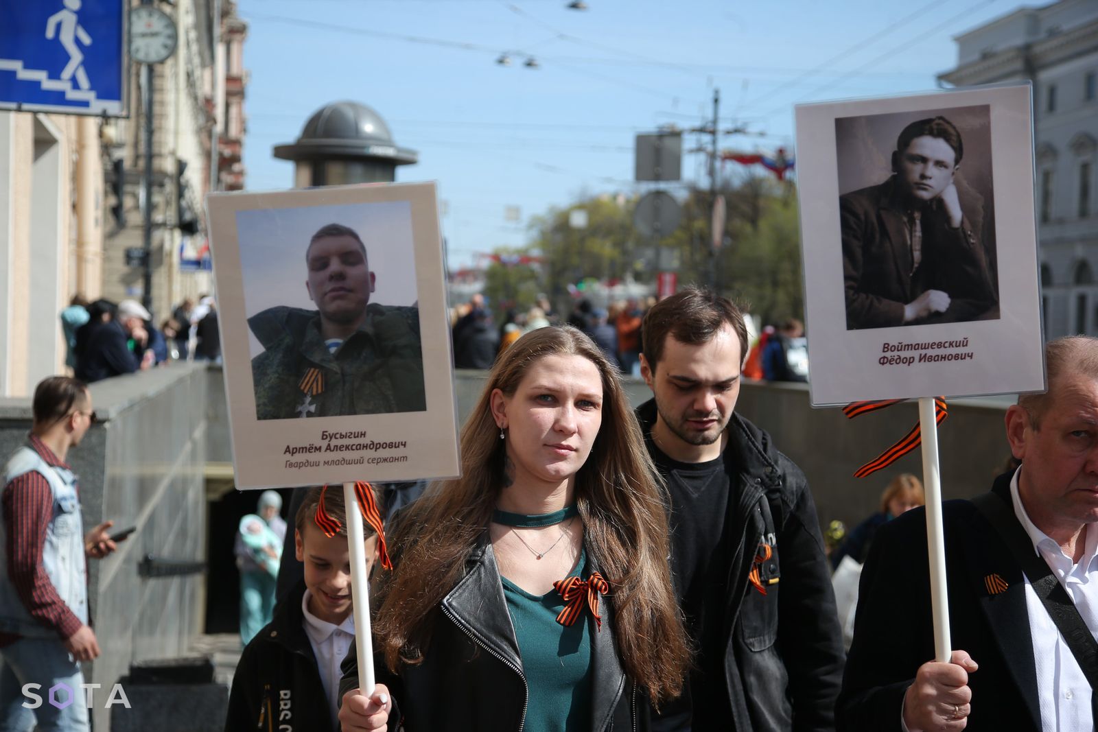 В Петербурге во время стихийного «Бессмертного полка» появились фотографии убитых на войне с Украиной. Ранее власти запретили официальное проведение акции. 9 мая / SOTA