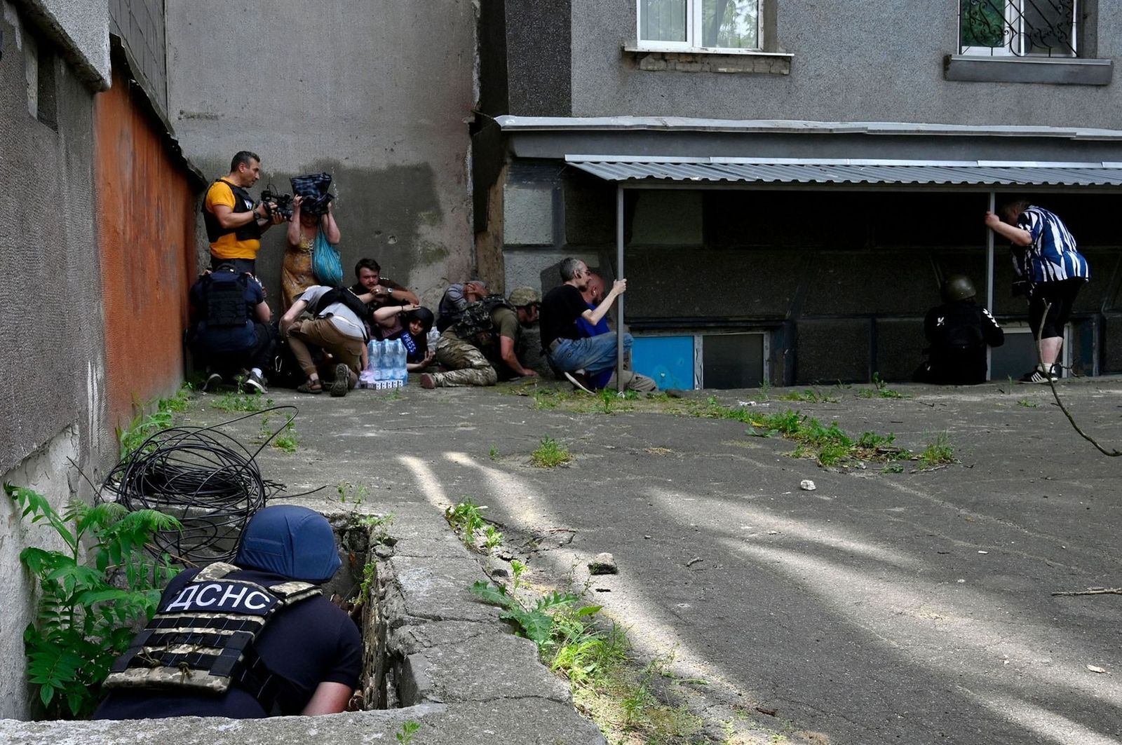 Люди укрываются в Херсоне. Город продолжает подвергаться обстрелам, несмотря на спасательные операции из затопленных районов. 8 июня / Sergei Chuzavkov / AFP / Getty Images / The Atlantic