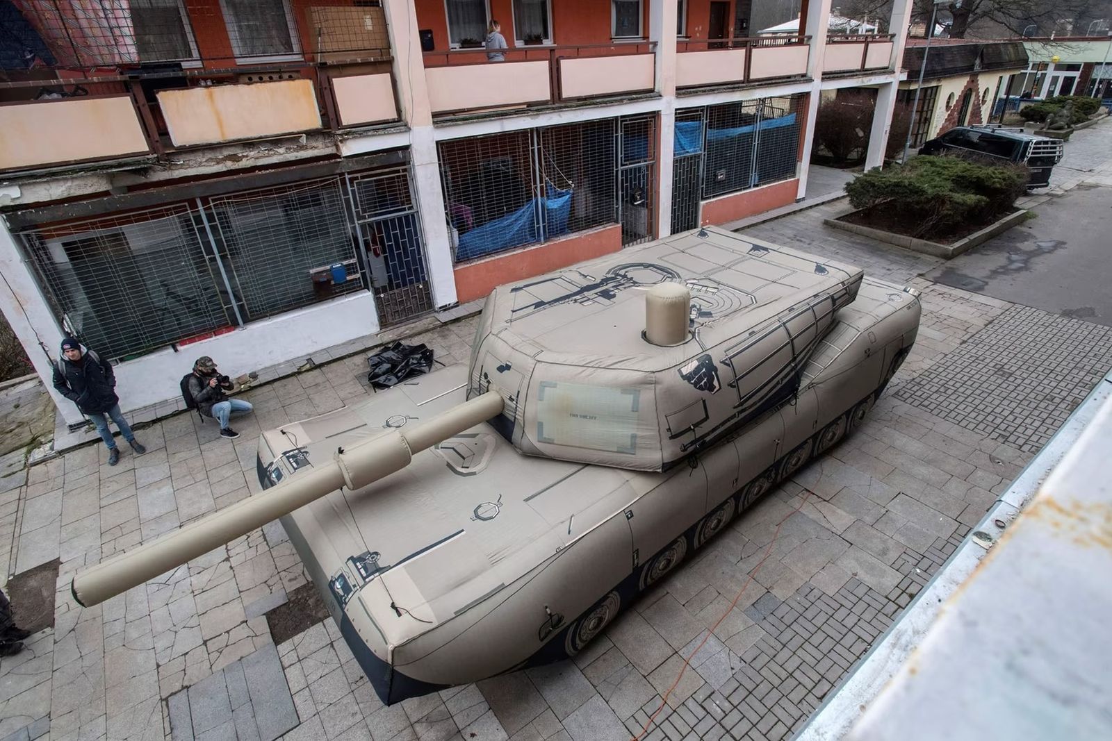 Надувная ловушка, симулирующая американский танк M1 Abrams, демонстрируется на выставке в Дечине (Чешская Республика). Сообщается, что местная компания, производящая такие ловушки, добилась резкого роста прибыли с начала войны. В начале этого года ст