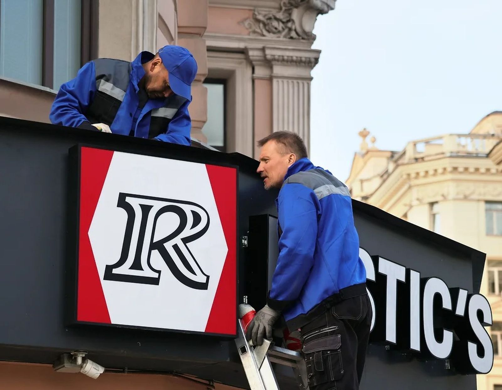 Московские рабочие меняют вывеску ресторана KFC на Rostic's на Триумфальной площади. 25 апреля в Москве открылась первая точка известного фаст-фуда с новым названием. 19 апреля / Виталий Смольников / Коммерсантъ 