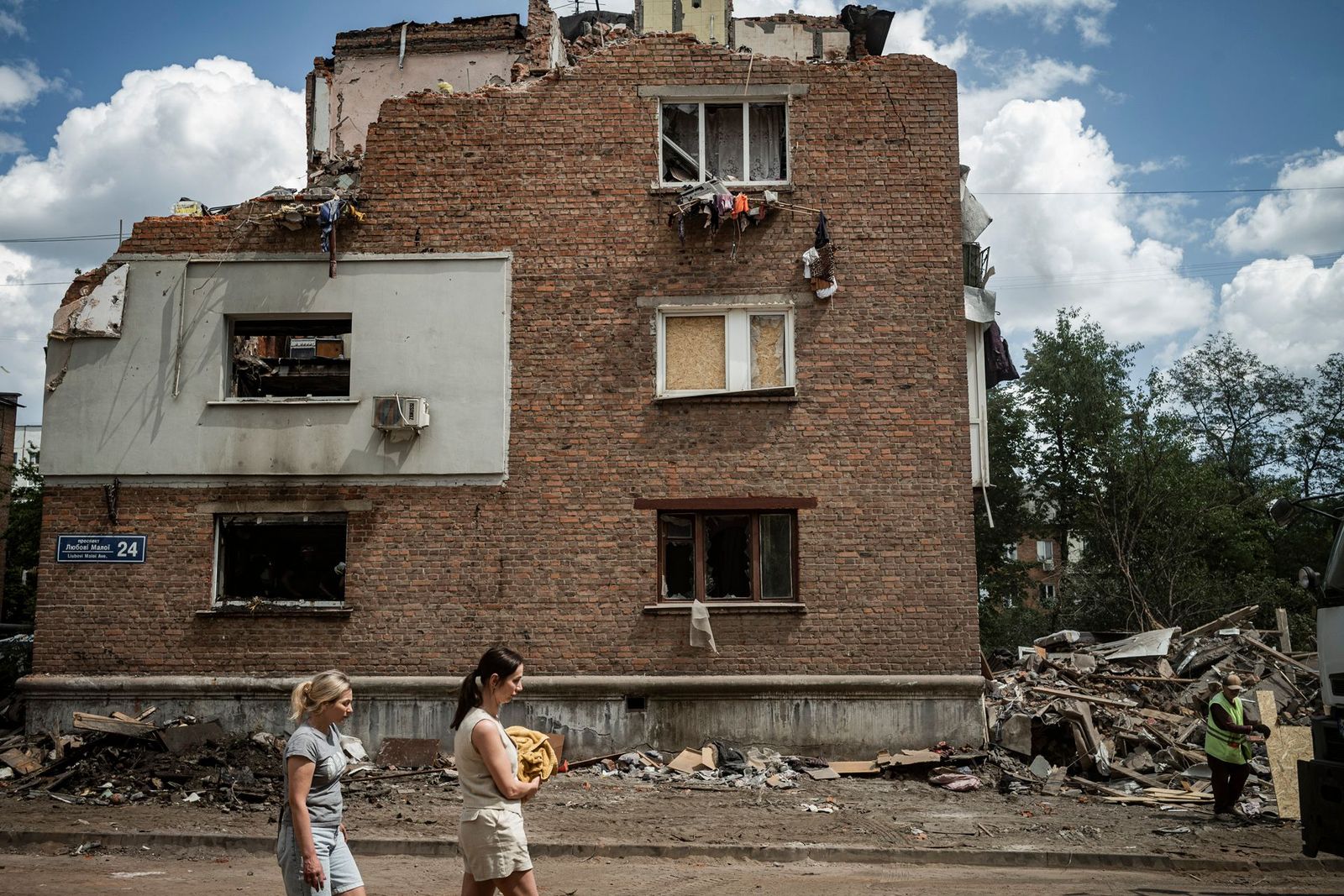 Фотохроника войны. Главные кадры июня: оборона Часового Яра, сбор  «кровавого» зерна и удар по Севастополю