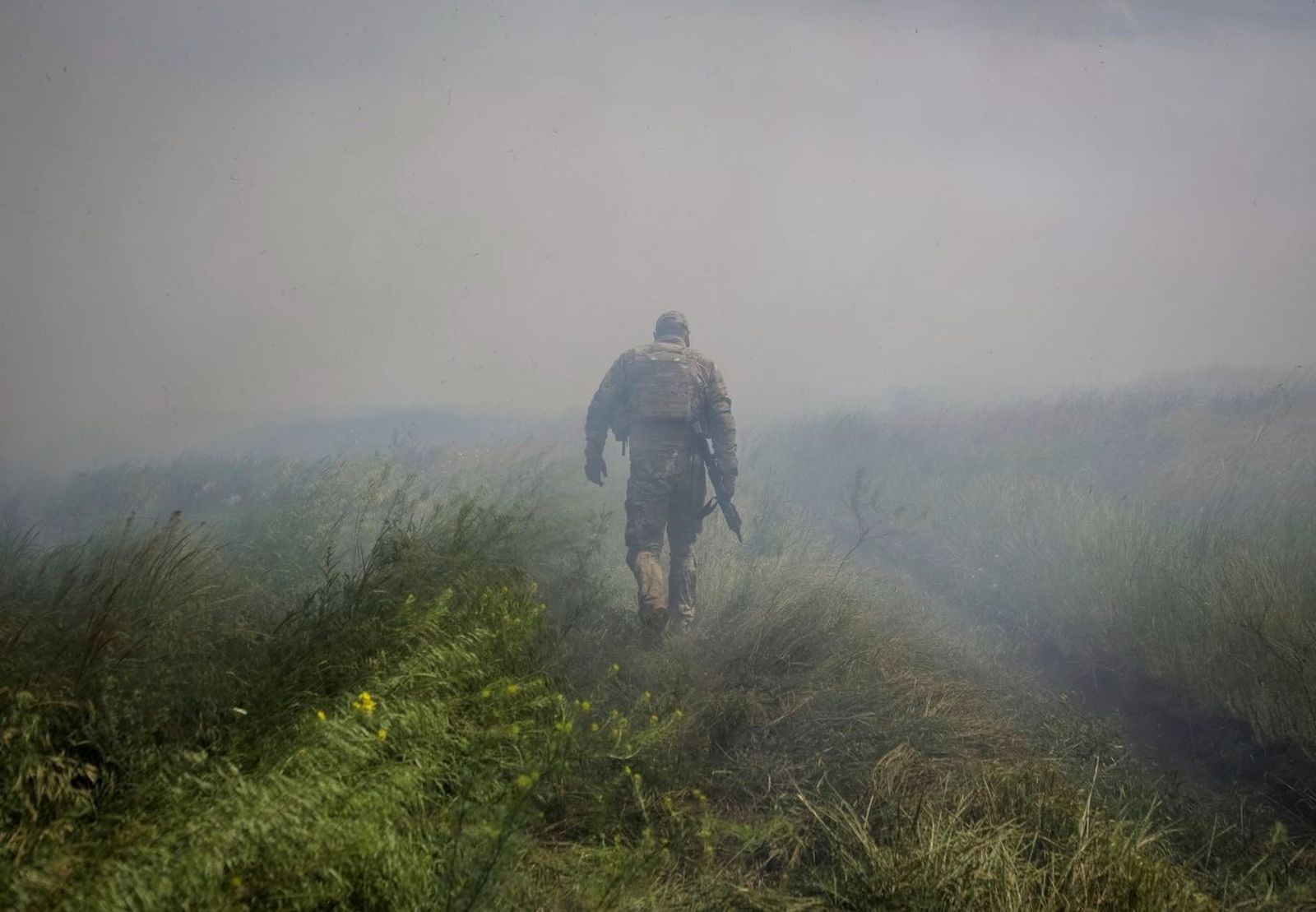 Украинский военный проходит по освобожденному в результате начавшегося контрнаступления села Нескучное в Донецкой области. 13 июня / Oleksandr Ratushniak / Reuters / CNN