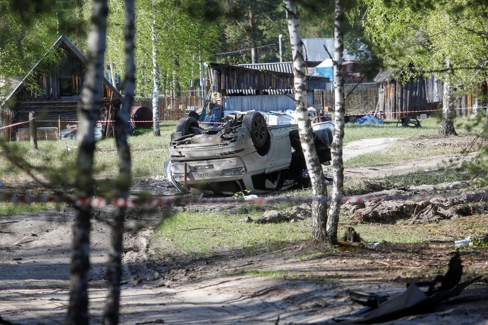 Уничтоженный в результате взрыва автомобиль Захара Прилепина в поселке Пионерский в Нижегородской области. На выступающего в поддержку войны писателя было совершено покушение. Спустя несколько часов после подрыва автомобиля был задержан Александр Пер