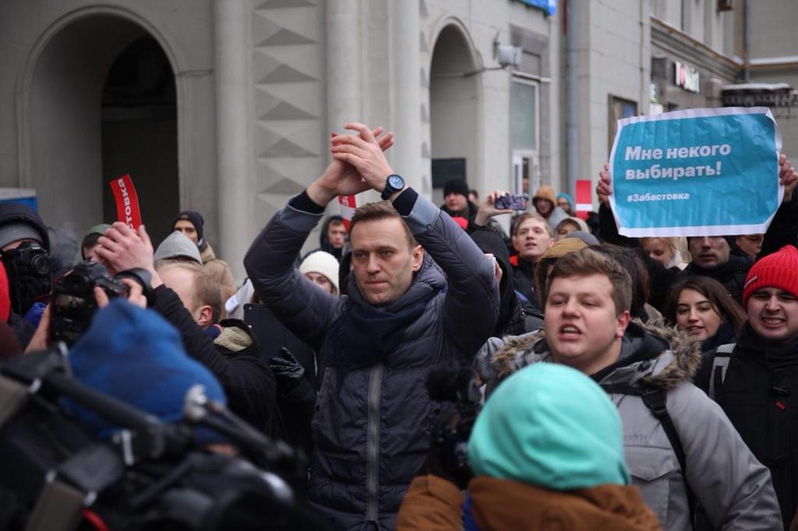 В конце января 2018 года в десятках городов России прошли акции «Забастовка избирателей» в поддержку Алексея Навального, который призывал к бойкоту президентских выборов, намеченных на март 2018 года. Позднее Навального задержали и доставили в ОВД «Я