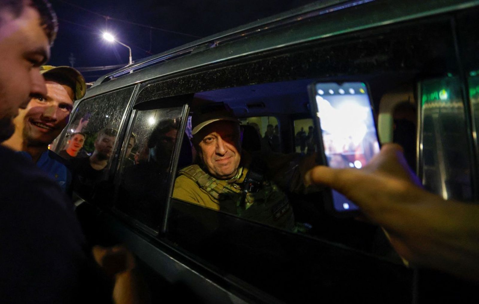 Евгений Пригожин в автомобиле после мятежа. Местные жители его горячо провожают, делают фотографии и пожимают руку. / Alexander Ermochenko / Reuters / CNN Евгений Пригожин в автомобиле после мятежа. Местные жители его горячо провожают, делают фотографии и пожимают руку. / Alexander Ermochenko / Reuters / CNN