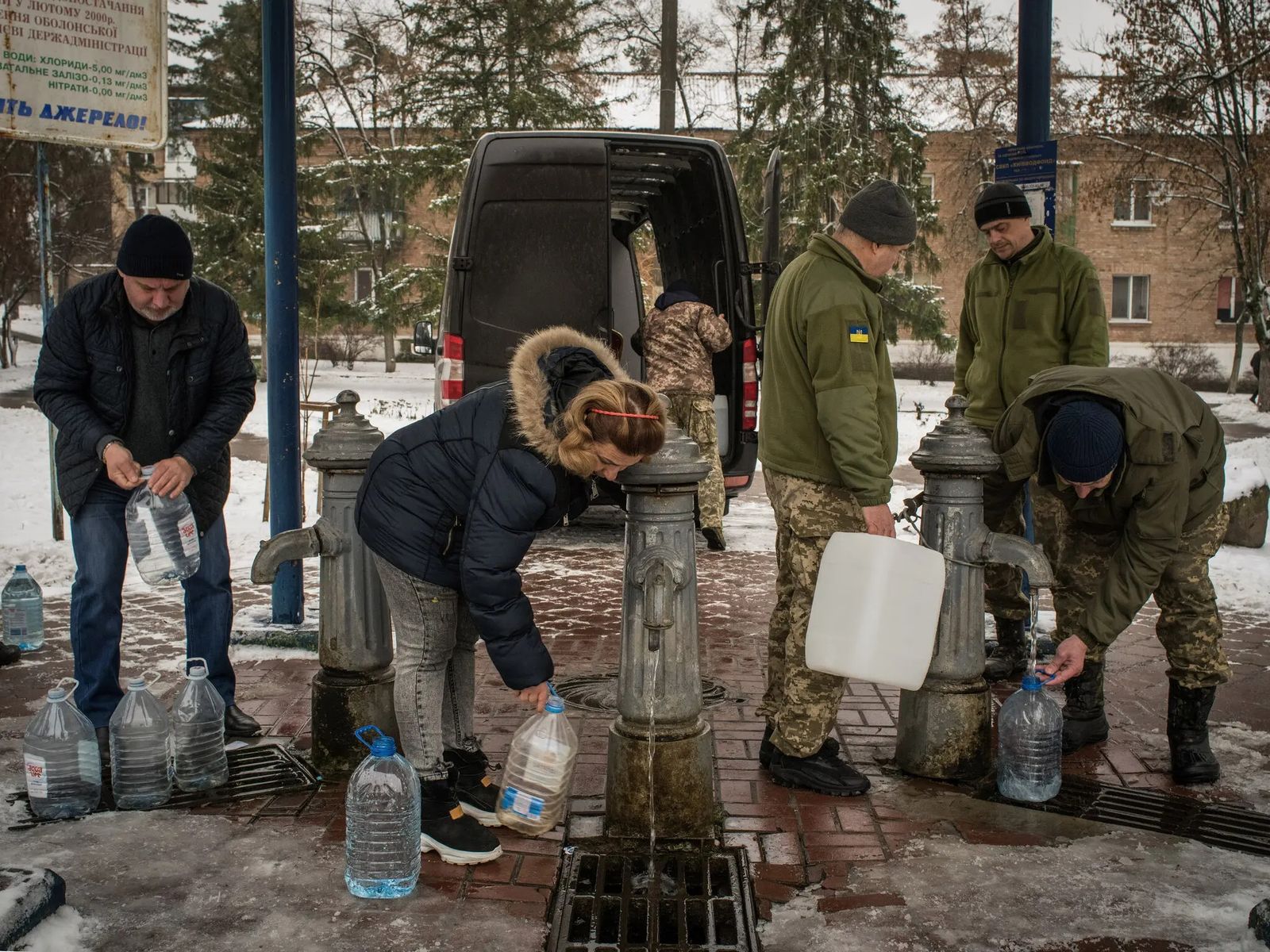 Украинские военные и мирные жители набирают воду в одном из районов Киева из-за проблем с водоснабжением на фоне обстрелов гражданской инфраструктуры. 16 декабря / Laura Boushnak / The New York Times