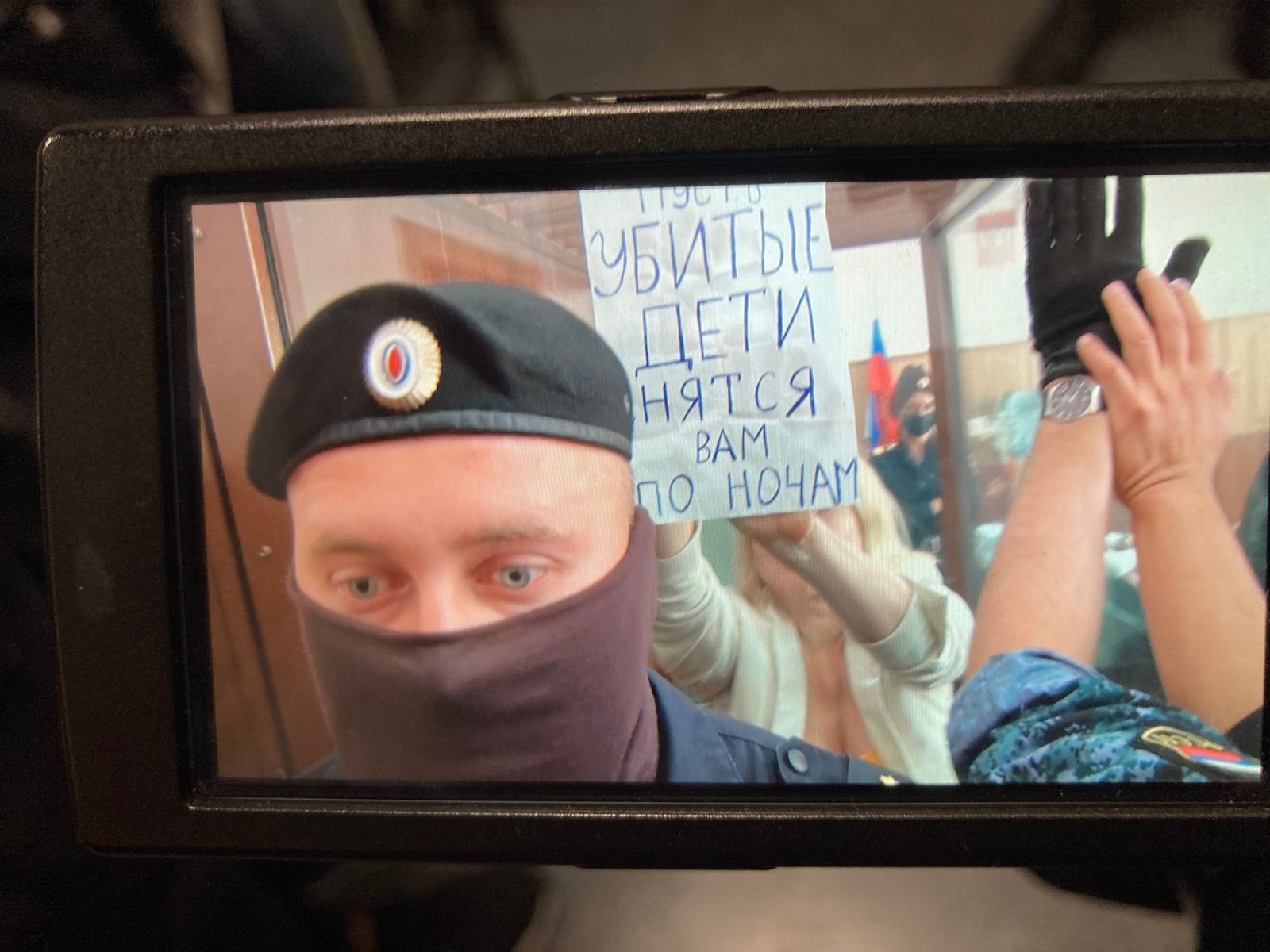 На плакате Марины Овсянниковой, который она успела развернуть в «аквариуме», было написано: «Пусть убитые дети снятся вам по ночам». Басманный суд Москвы в закрытом заседании отправил под домашний арест бывшую редакторку Первого канала, которая 15 ию