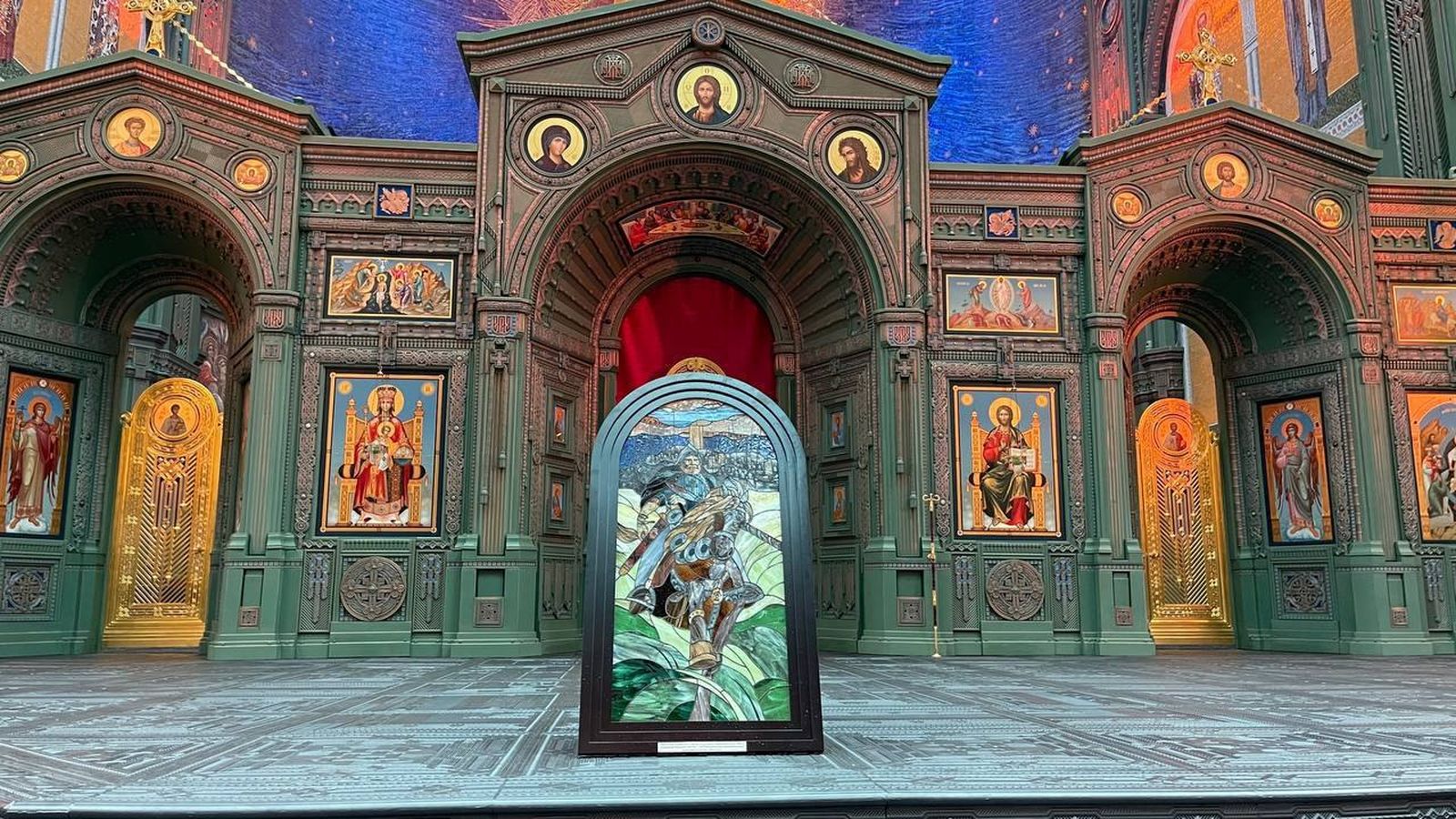 Витраж с осколками разрушенного Мариуполя. Его привезли в главный храм Минобороны России для того, чтобы освятить и увезти в одну из школ оккупированного города. 8 сентября / Novaya Gazeta. Europe