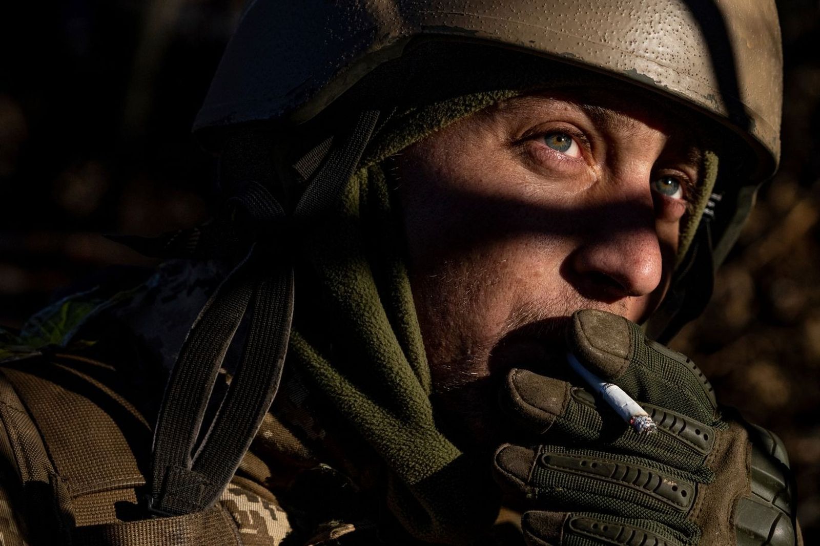 Украинский военнослужащий курит сигарету на передовой под Бахмутом. 11 января / Evgeniy Maloletka / AP / CNN