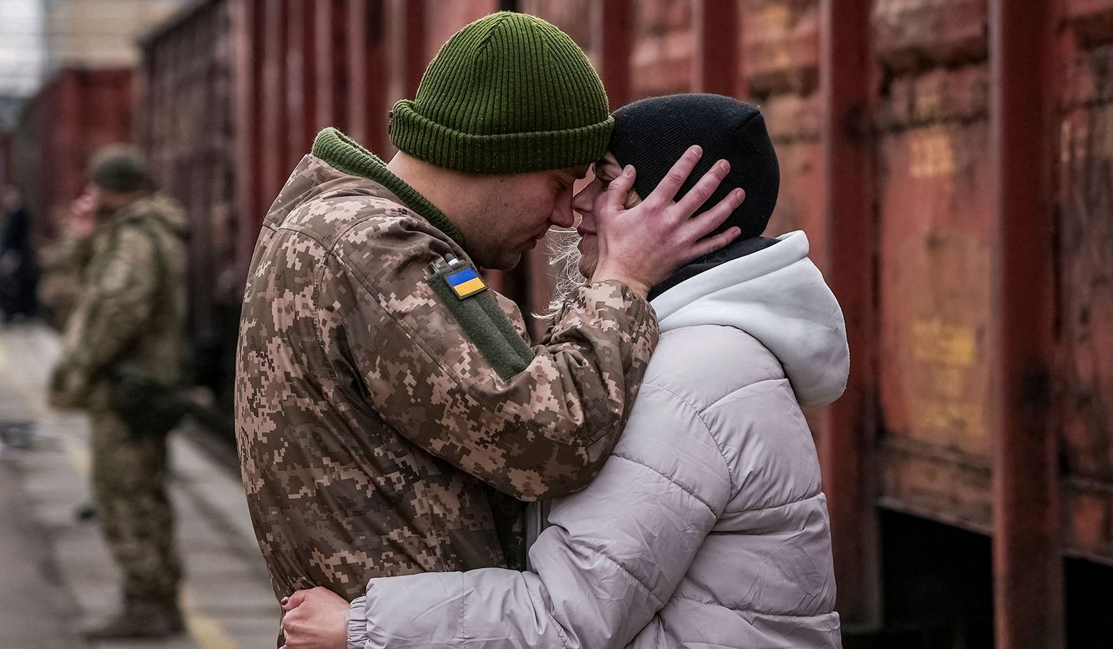 Украинский военнослужащий прощается с женой, которая приехала к нему во время короткого перерыва на фронте, на железнодорожном вокзале в Краматорске. 14 февраля / Inna Varenytsia / Reuters