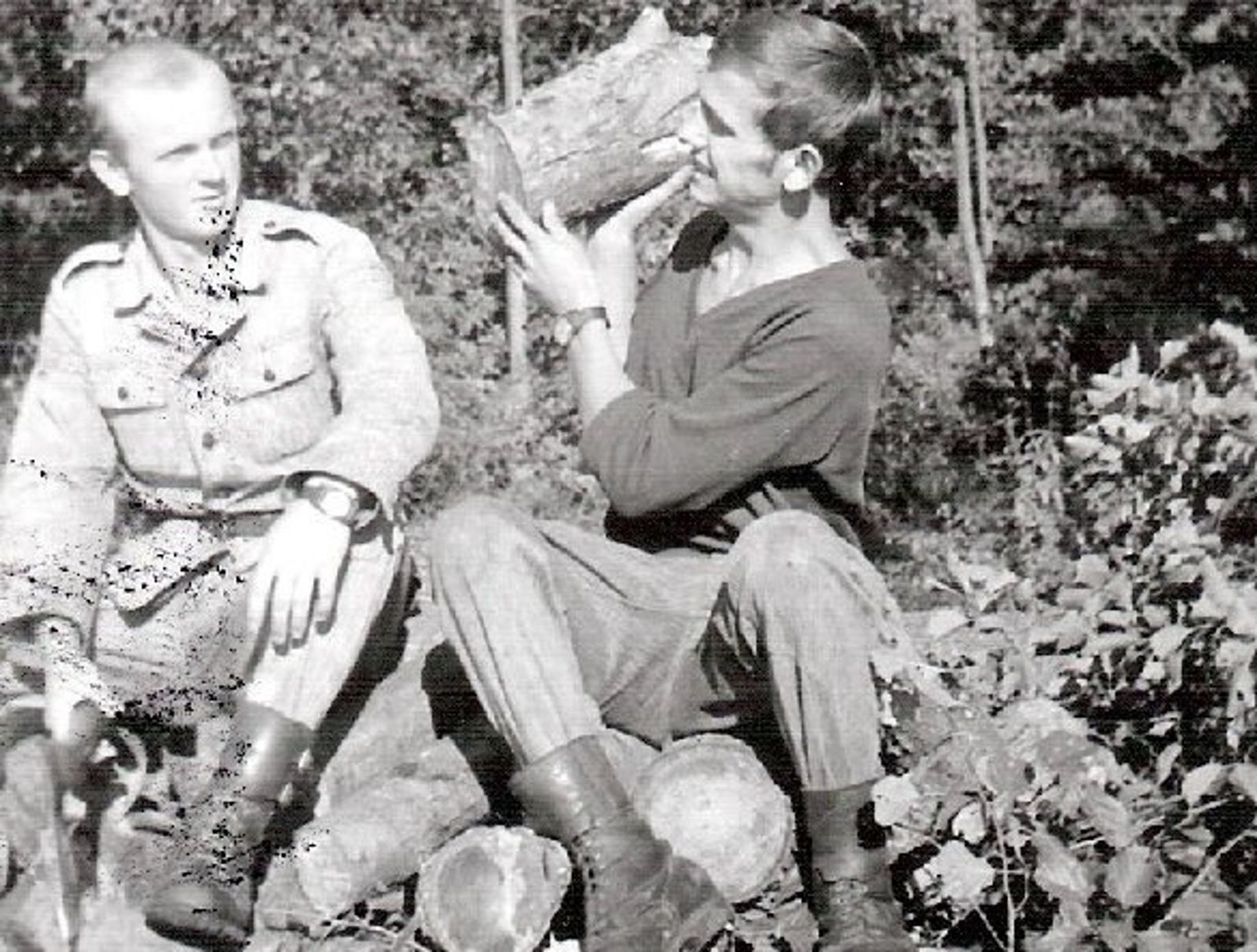 Армейские будни будущего «капеллана Солидарности» в&nbsp;Войске Польском. (на&nbsp;фото справа). Фото: IPN (Институт национальной памяти в&nbsp;Польше)