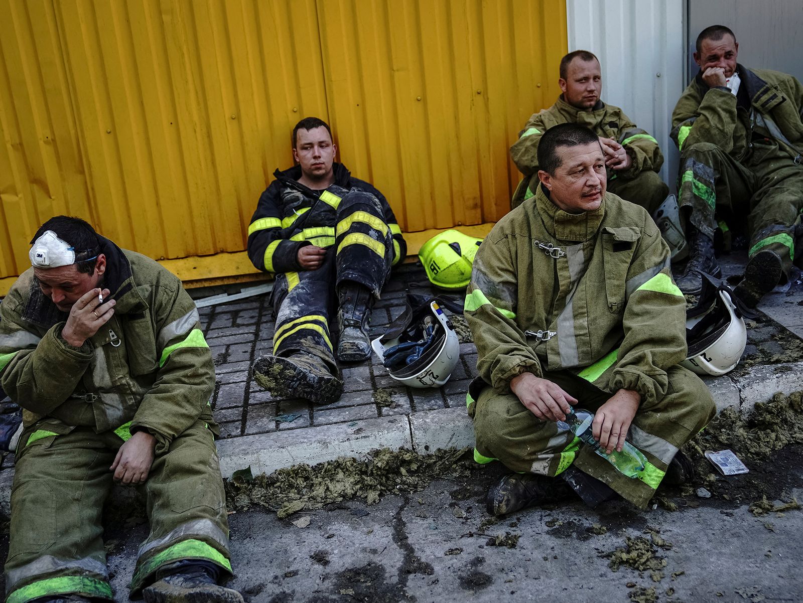 Пожарные ГСЧС Украины на месте разрушенного после ракетного обстрела в Кременчуге торгового центра «Амстор». По меньшей мере в результате удара погибли не менее 20 человек, еще 59 человек пострадали и 40 пропали без вести. В Минобороны России заявили
