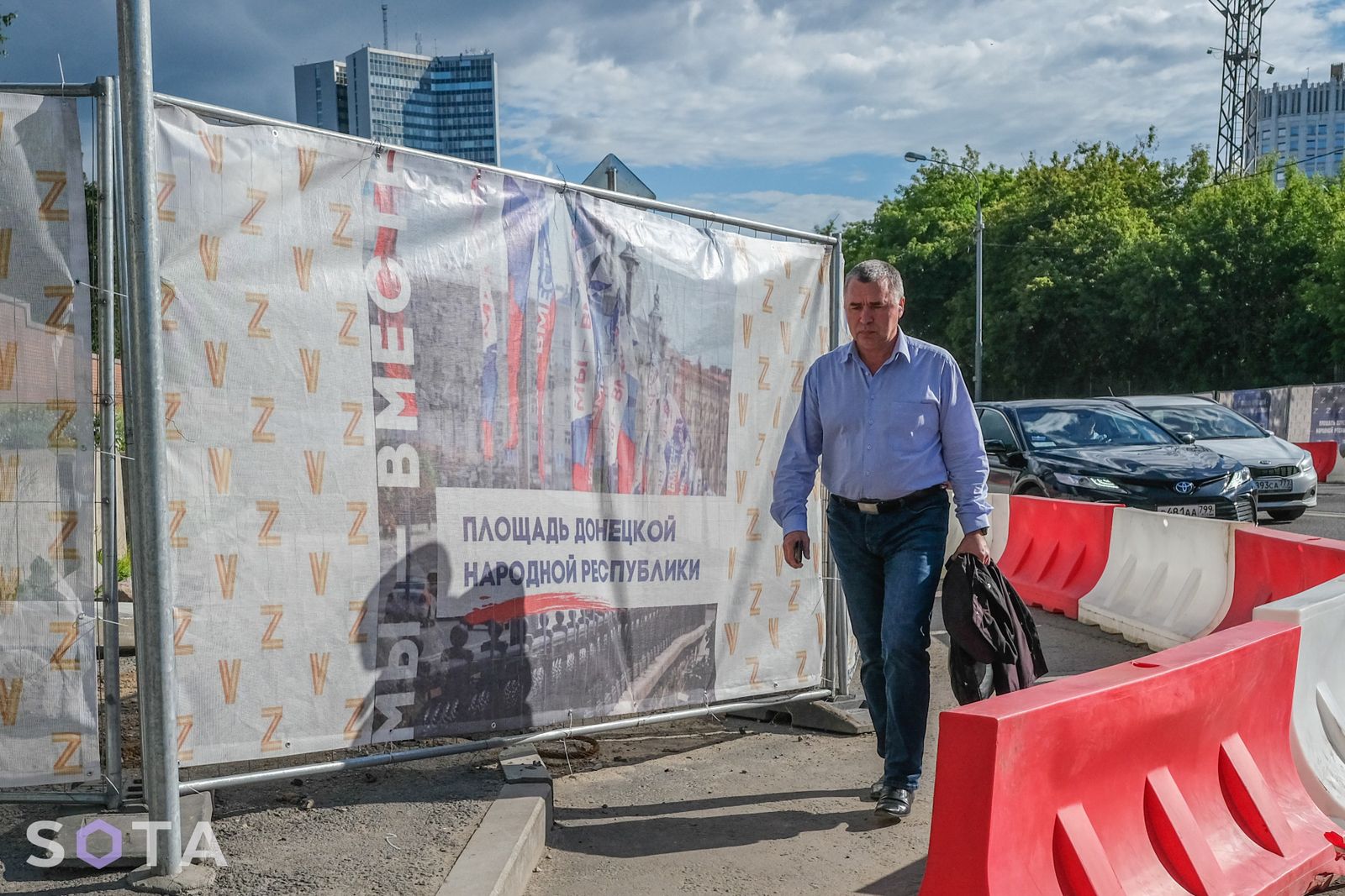 Мужчина проходит мимо cтроительных баннеров «площади ДНР» в Москве, на которых нанесены буквы Z и N. Власти использовали шрифт KTF Jelimov, принадлежащий украинским дизайнерам. В мае депутаты Мосгордумы предложили переименовать городское пространство