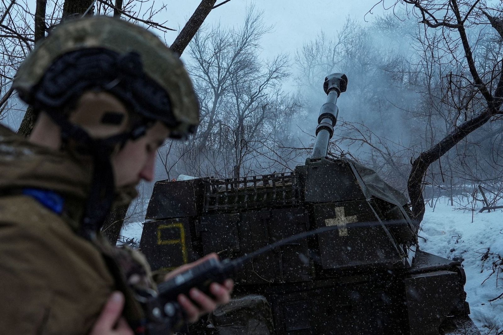 Украинские военнослужащие 92-й отдельной штурмовой бригады ведут огонь из самоходной гаубицы M109A5 Paladin по российским войскам в районе прифронтового города Бахмут в Донецкой области. 16 января / Inna Varenytsia / Reuters