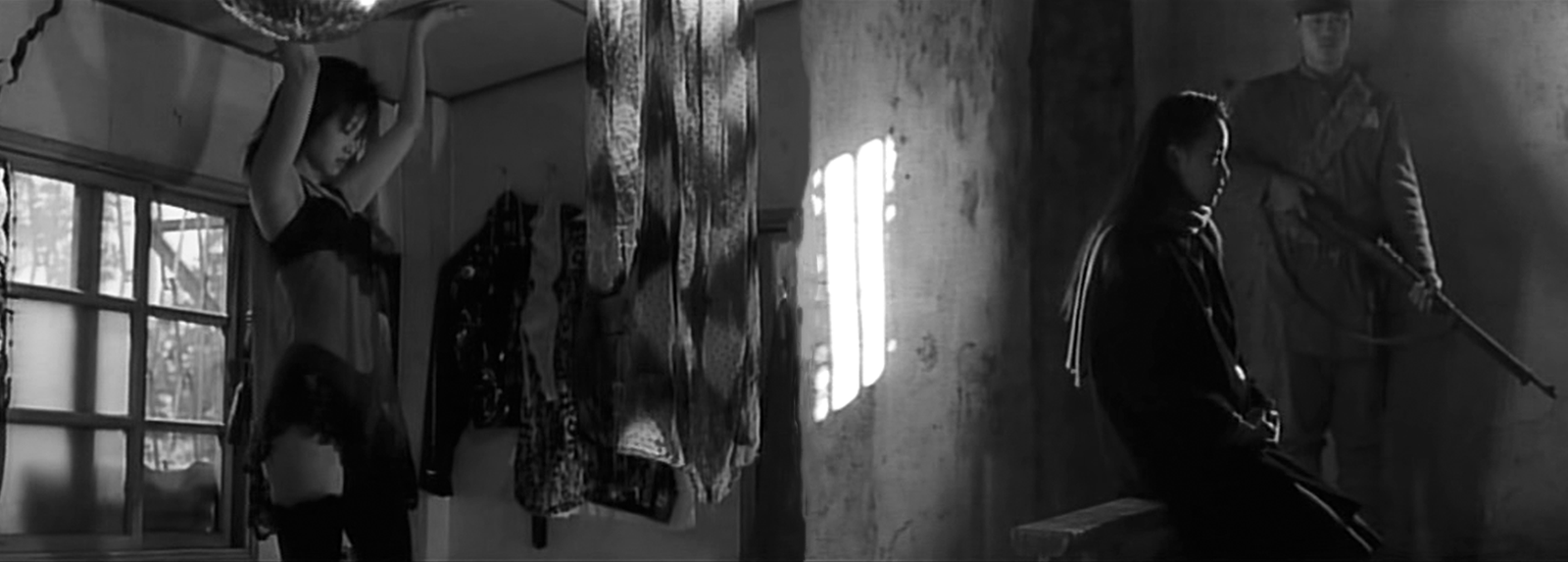 Хорошие мужчины, хорошие женщины (好男好女, 1995 г.). Этот фильм Хоу Сяосяня составлен из трёх временных линий, сюжеты которых стоят друг от друга особняком, а одни и те же актеры в которых играют разные роли. Лента концентрирована на отражении политичес Хорошие мужчины, хорошие женщины (好男好女, 1995 г.). Этот фильм Хоу Сяосяня составлен из трёх временных линий, сюжеты которых стоят друг от друга особняком, а одни и те же актеры в которых играют разные роли. Лента концентрирована на отражении политичес