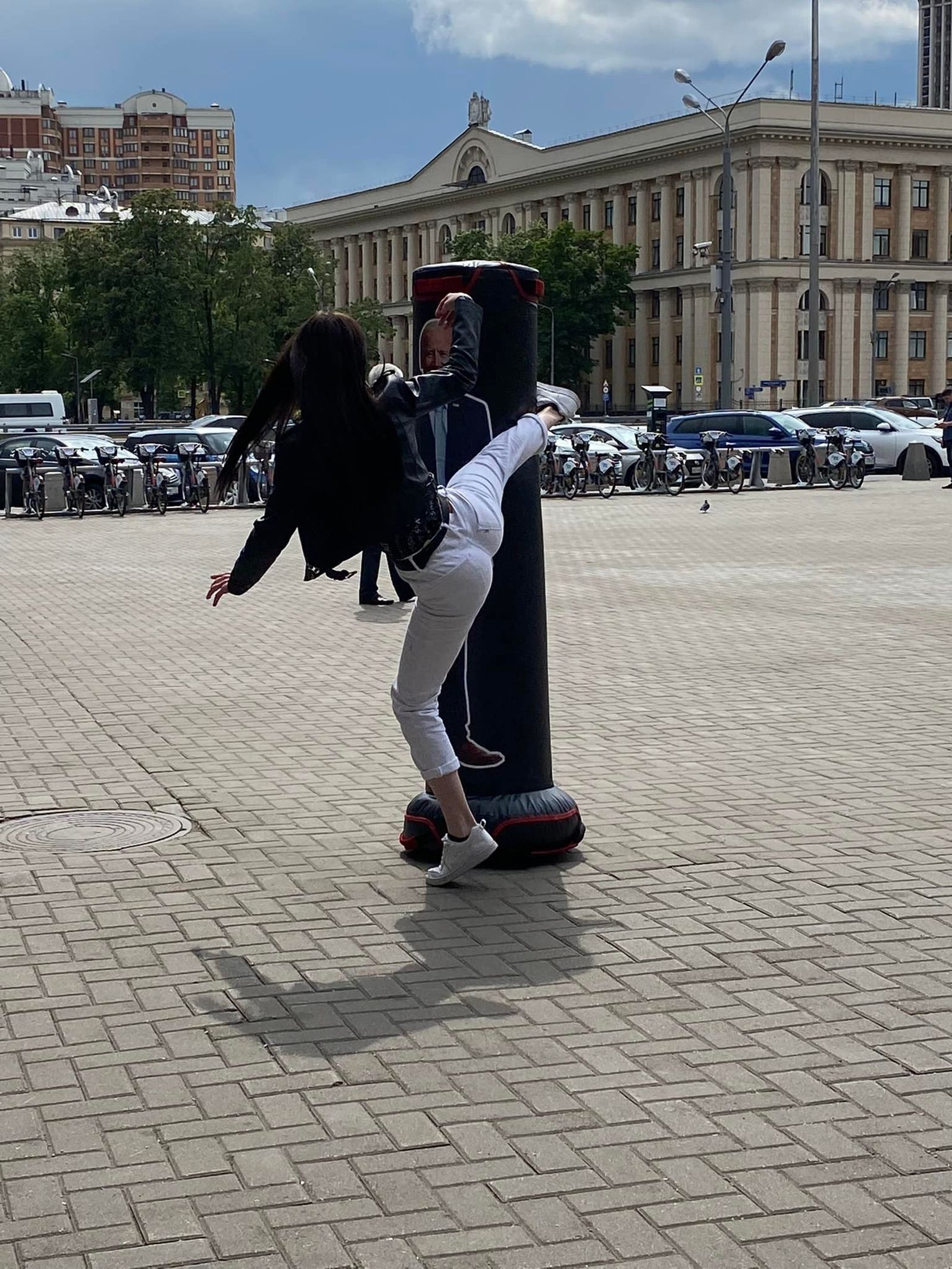 Девушка недалеко от московского ТЦ «Галерея Аэропорт» бьёт грушу с изображением президента США Джо Байдена. Администрация торгового центра открестилась от этой инициативы. «Нет-нет. Да вы что? Нет, конечно. Мы ничего не организовывали. Мы вообще в шо