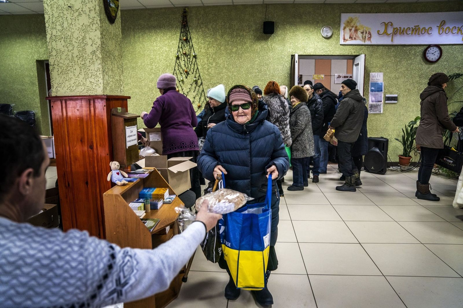 Перемещённые из опасных регионов украинцы получают основные продукты питания после мессы в Донецке. 10 февраля / Anadolu