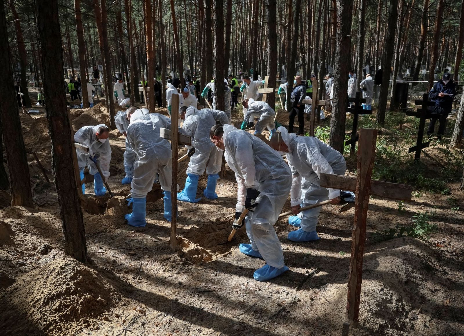 В Изюме продолжается эксгумация тел в местах массового захоронения местных жителей. 19 сентября / Gleb Garanich / Reuters / Scanpix / LETA / Meduza