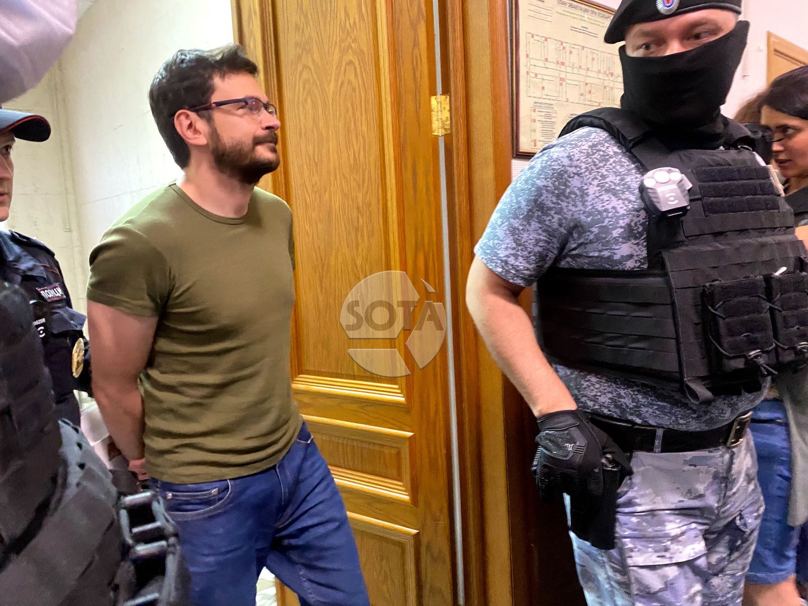 Илья Яшин, высказывающийся против войны с самого её начала, на заседании суда по делу о «публичном распространении заведомо ложной информации об использовании Вооруженных Сил РФ». Политика арестовали до 12 сентября. 22 июля Минюст внёс Яшина в реестр