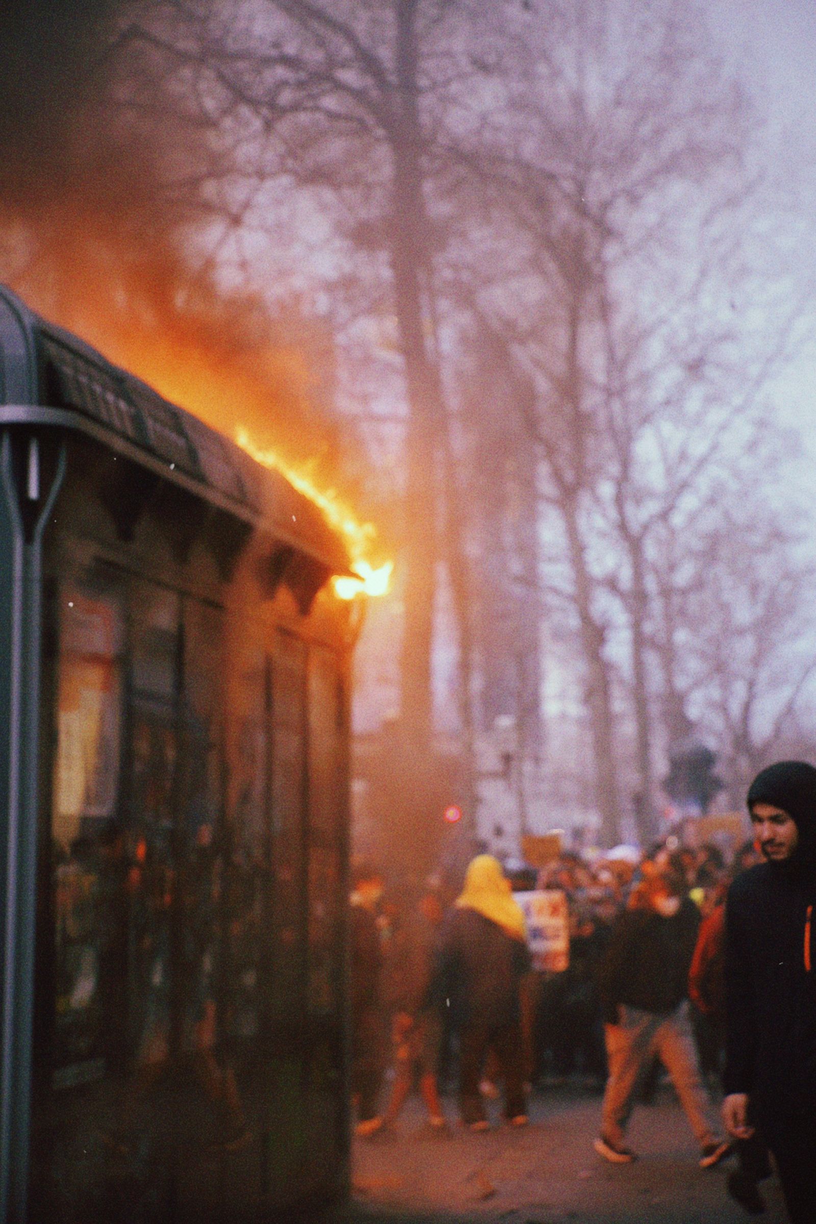 Горящие баррикады и радикальный вандализм: фоторепортаж с улиц протестного  Парижа. Black bloc бросает вызов государству