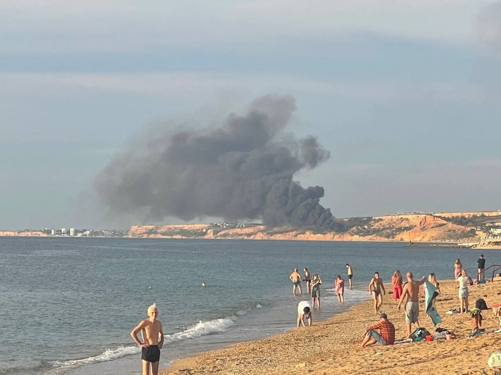 Дым над аэродромом Бельбек в Крыму, где самолёт выкатился за пределы взлётно-посадочной полосы, в результате чего сдетонировал боеприпас. 1 октября / Twitter