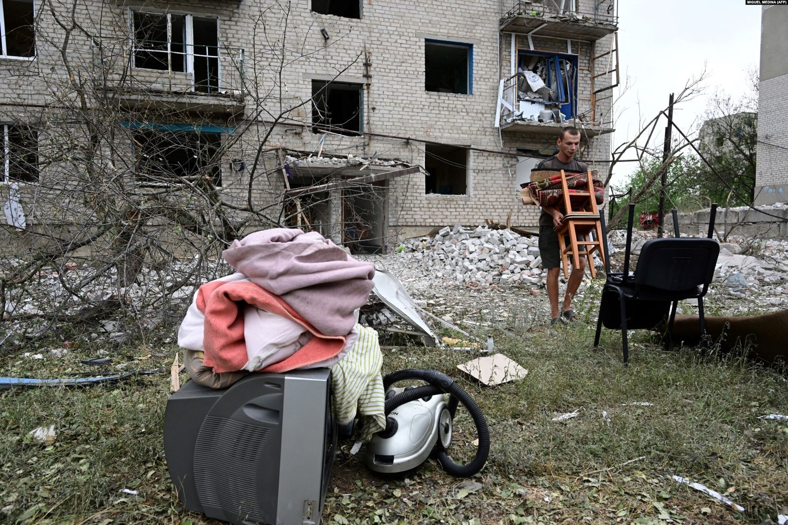 Местный житель спасает свои вещи в Часовом Яру. 10 июля / Miguel Medina / AFP/ Radio Svoboda