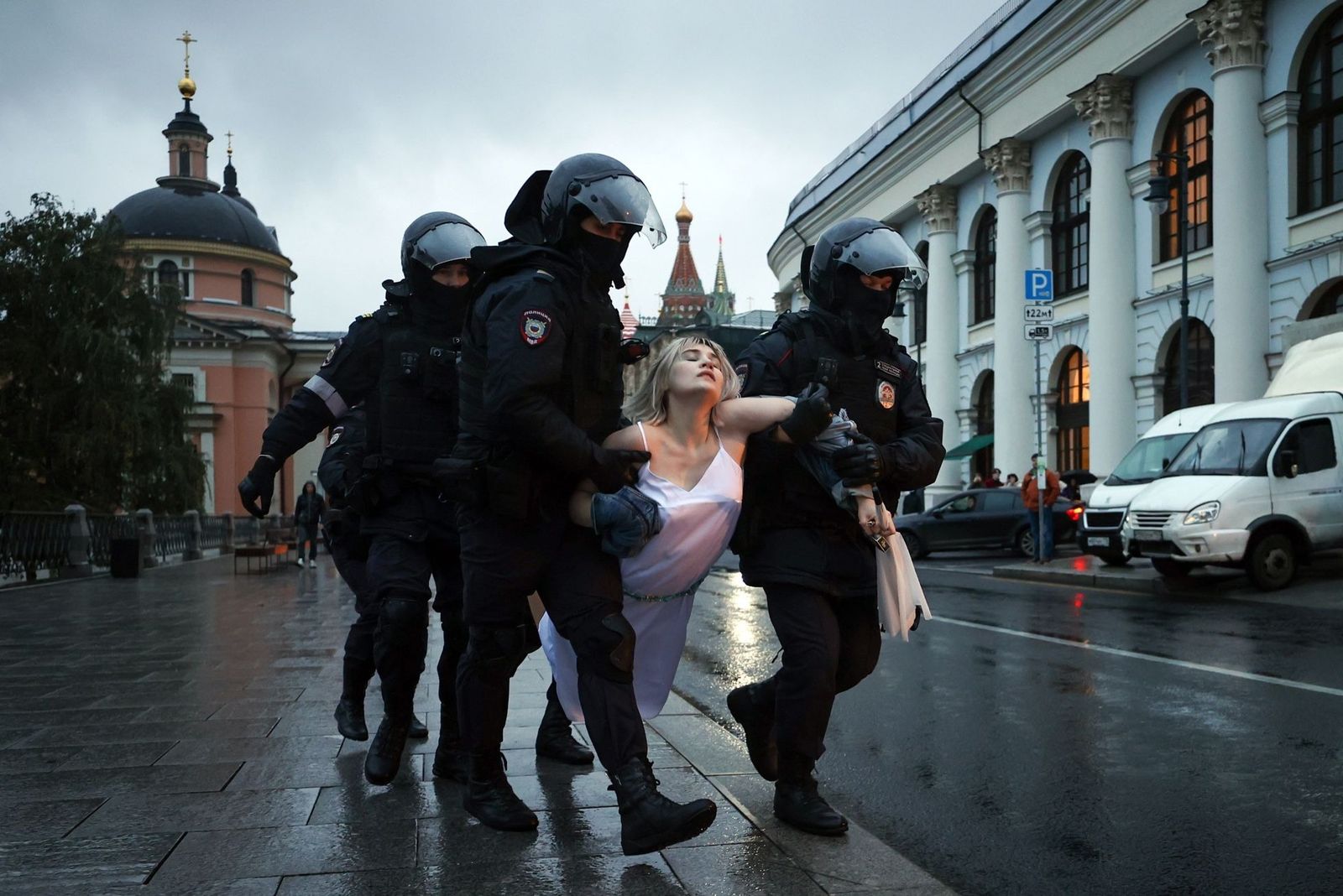 Задержание участницы акции протеста в Москве против мобилизации, которую Путин объявил 21 сентября. Больше 783 человек в этот день задержали на антивоенных акциях в российских городах. Самые ожесточённые митинги прошли в Дагестане, где одному из поли