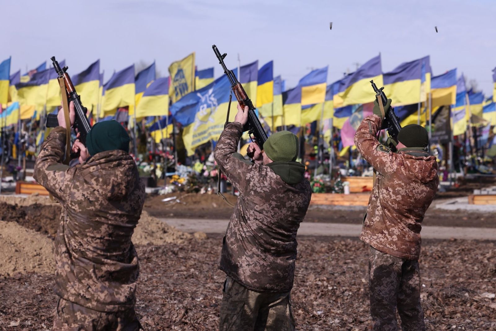 Украинские военные стреляют в воздух в честь погибших сослуживцев на похоронах в Харькове. 26 февраля / David Young / dpa