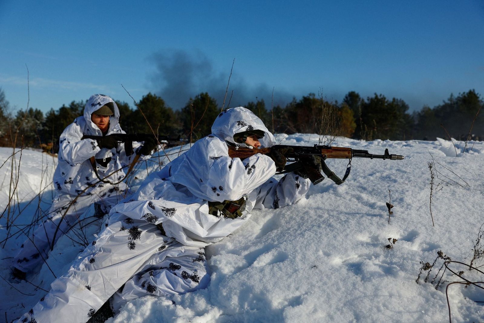 Украинские военнослужащие принимают участие в антидиверсионных учениях в Черниговской области 6 декабря / Valentyn Ogirenko / Reuters