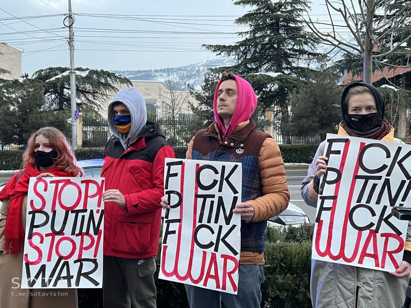 Митингующие в Тбилиси держат транспаранты с надписью «Fuck Putin Fuck War». Демонстрация прошла рядом с представительством России в Грузии. Участники акции возложили цветы и почтили память погибших минутой молчания. 24 марта / SOTA