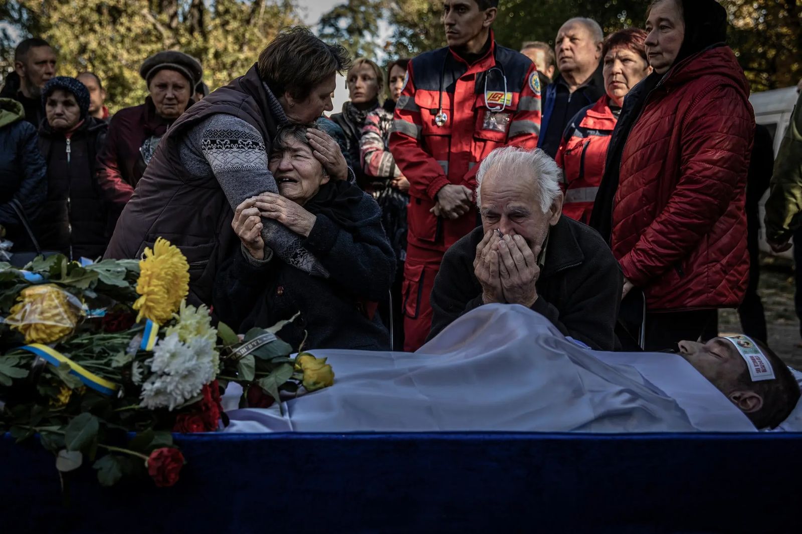 Близкие хоронят 42-летнего украинского солдата, убитого осколком во время боя. 18 октября / Finbarr O'Reilly / The New York Times