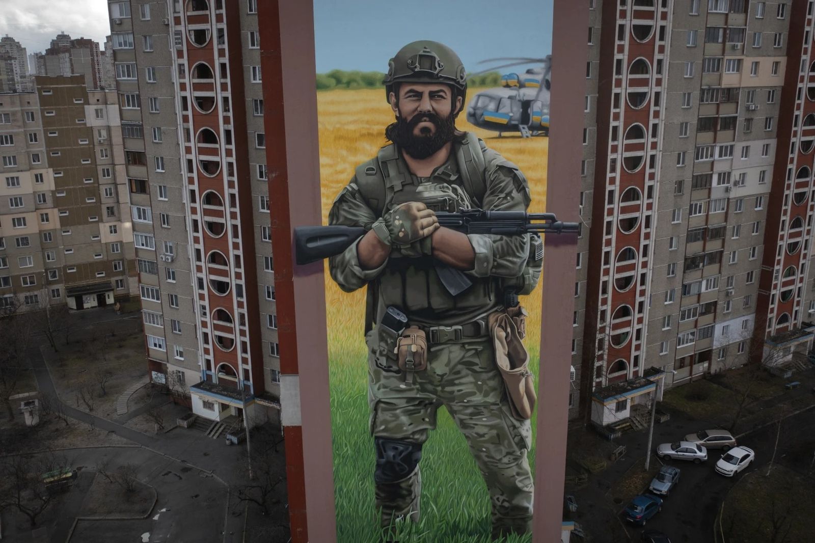 Мурал на стене жилого дома с изображением 32-летнего украинского солдата-добровольца Максима Яловцова в Киеве. Яловцов, позывной Регбист, тренер по борьбе и ультрас киевского «Динамо», был убит в бою с российскими войсками в 2022 году. 5 февраля / Ef
