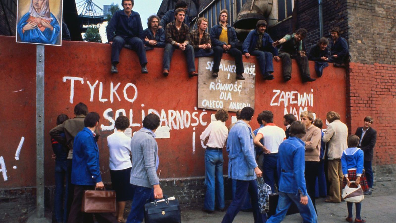 Бастующие рабочие судоверфи имени Ленина в&nbsp;Гданьске. Фото Питера Марлоу, источник Magnum Photos