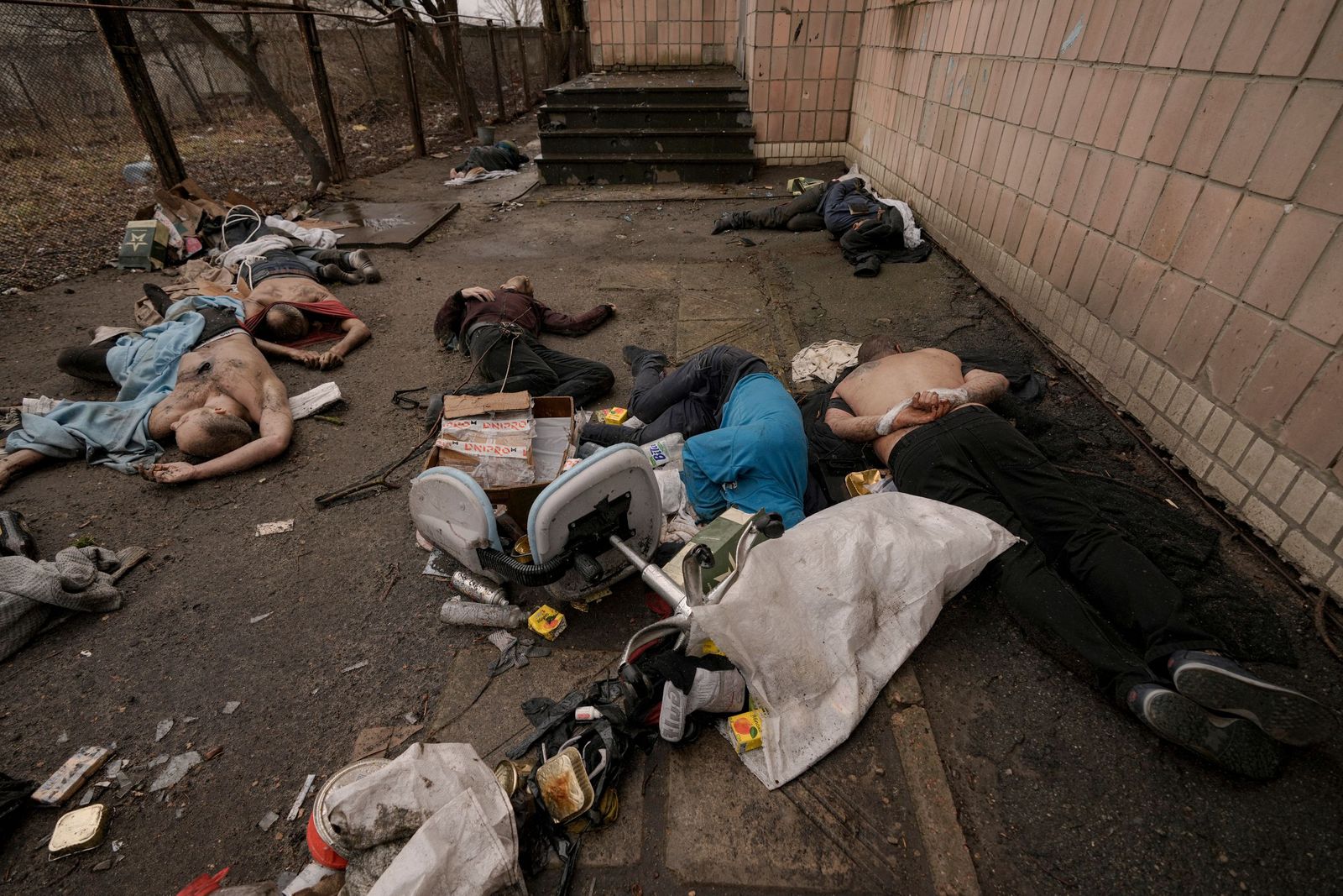 На фото, сделанном общим планом, видны ещё несколько убитых мужчин в гражданской одежде со связанными за спиной руками и следами расстрела в упор. 2 апреля в телефонном разговоре с AFP News Agency мэр Бучи Анатолий Федорук сообщил о 280 убитых мирных
