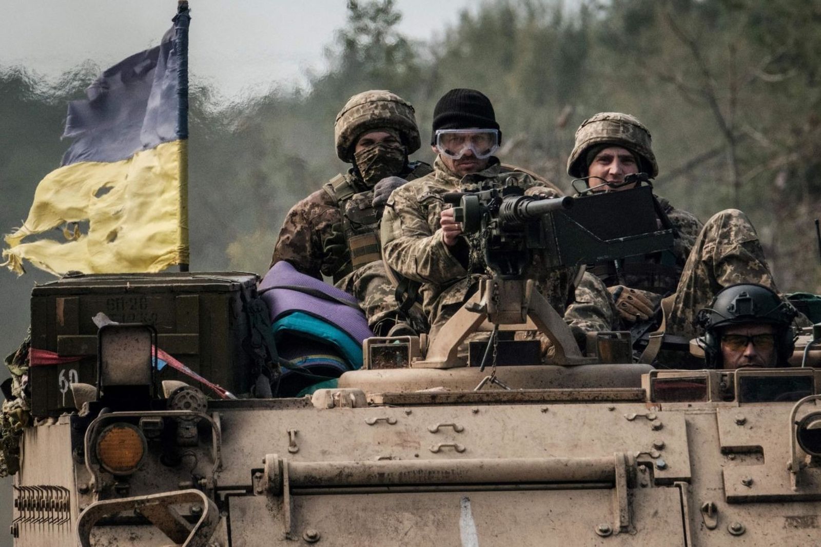 Украинские солдаты едут на бронетранспортере недалеко от недавно взятого города Лиман в Донецкой области через несколько часов после того, как Россия провозгласила эти территории своими. 6 октября / Yasuyoshi Chiba / AFP / Getty Images / CNN