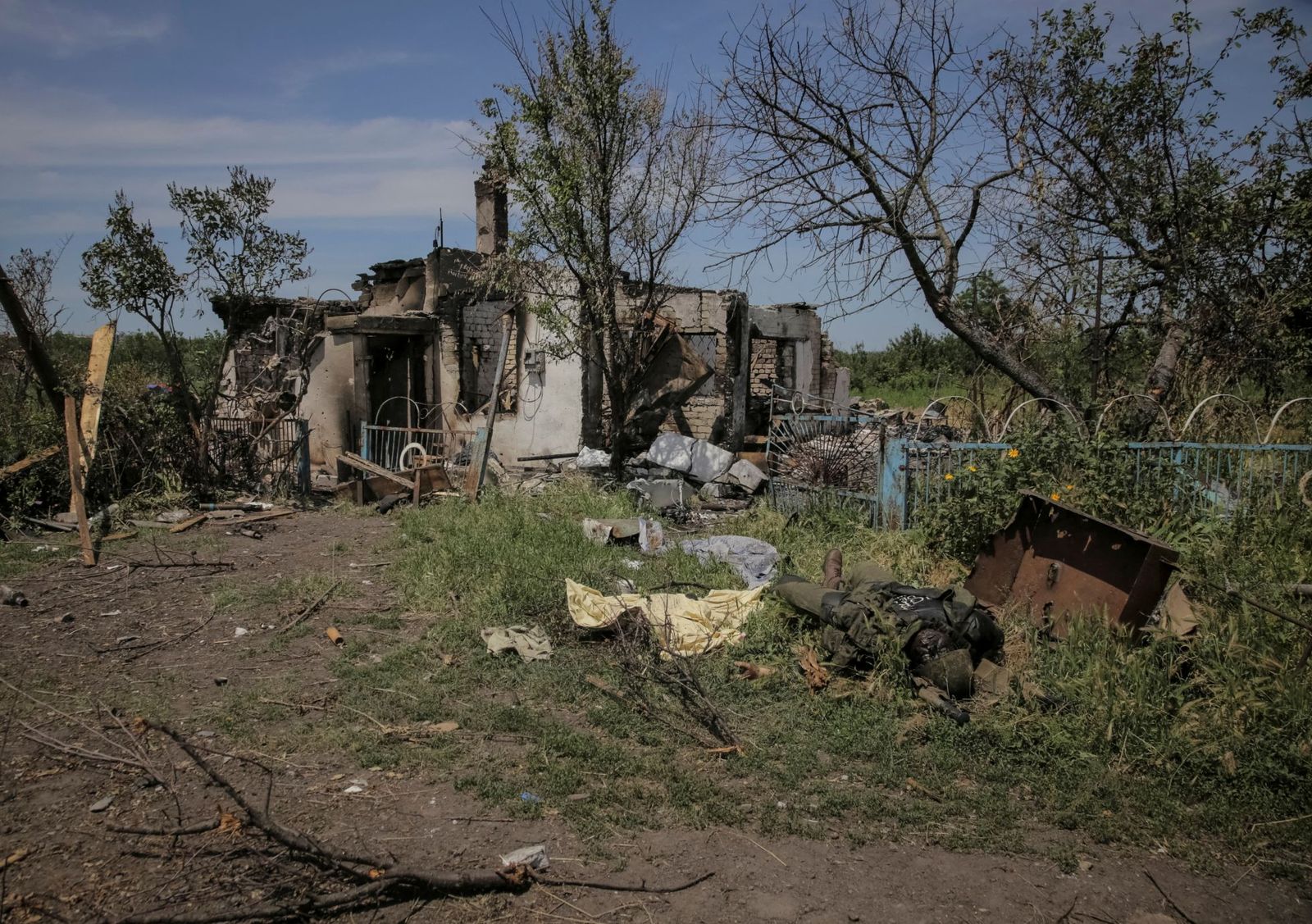 Тело погибшего военнослужащего армии РФ в Нескучном. 13 июня / Oleksandr Ratushniak / Reuters / Scanpix / LETA / Meduza