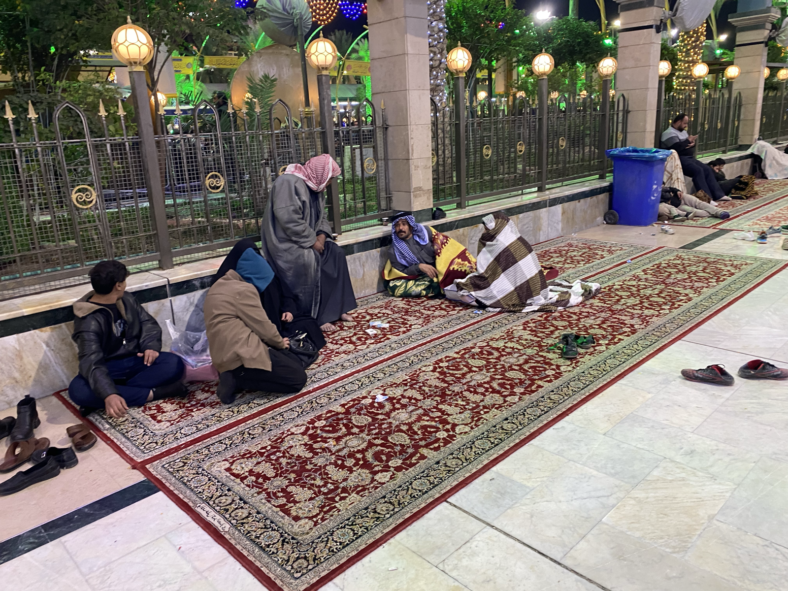 Отдыхающие паломники на&nbsp;территории мавзолея имама Хусейна в&nbsp;Кербеле, Ирак. Фото автора.