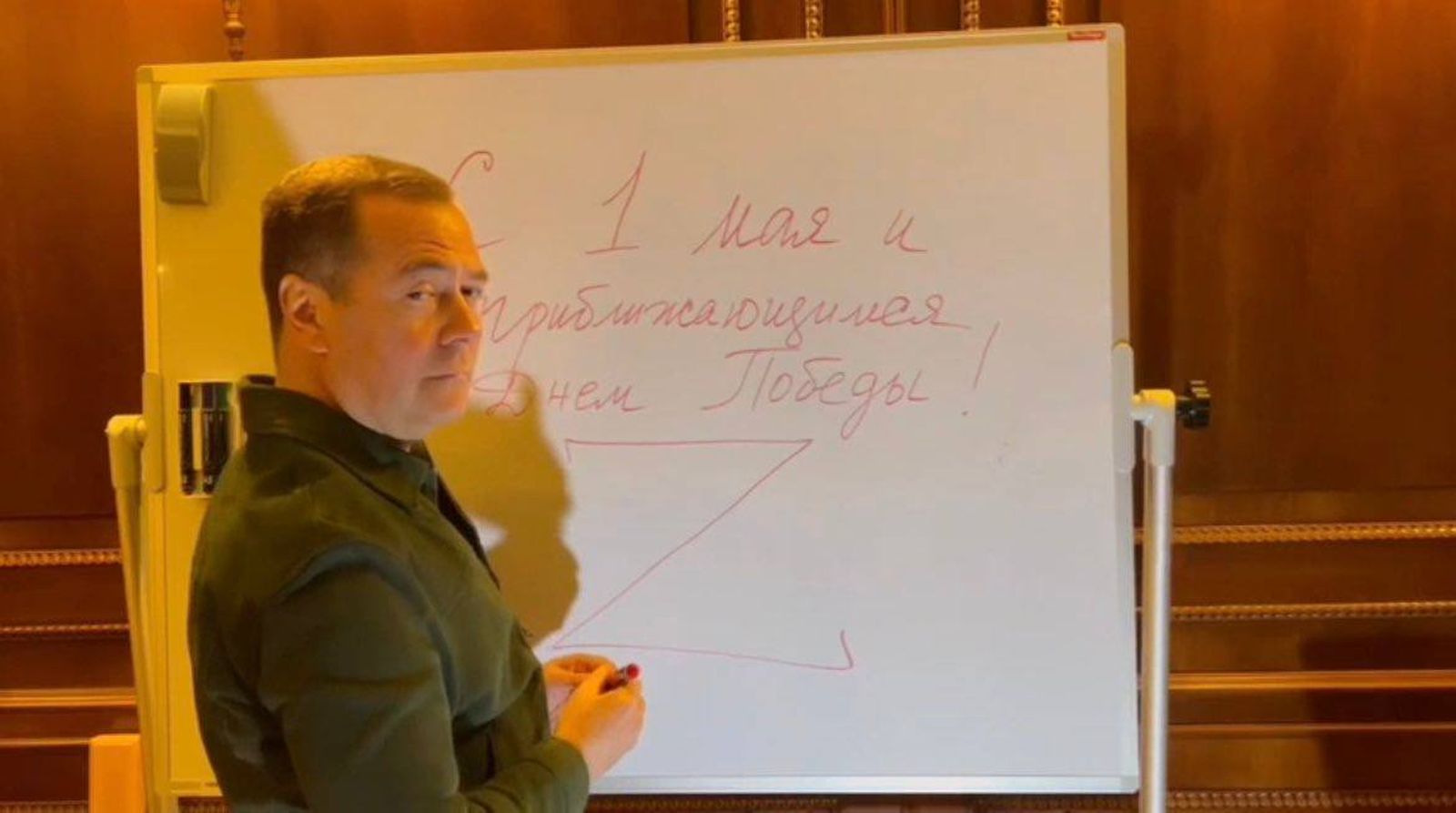 Дмитрий Медведев выложил молчаливое видеопоздравление с 1 мая и Днём Победы в своём телеграм-канале. Скриншот из видео разошёлся на мемы