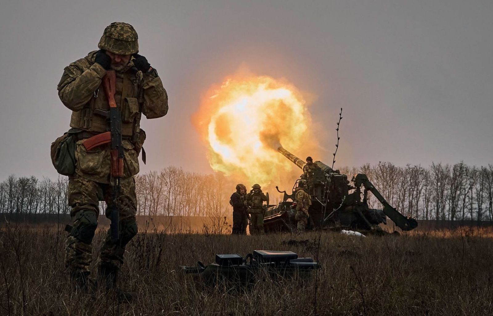 Украинские солдаты ведут огонь из артиллерийской системы «Пион» по российским позициям возле Бахмута. 16 декабря / Libkos / AP Photo / CNN