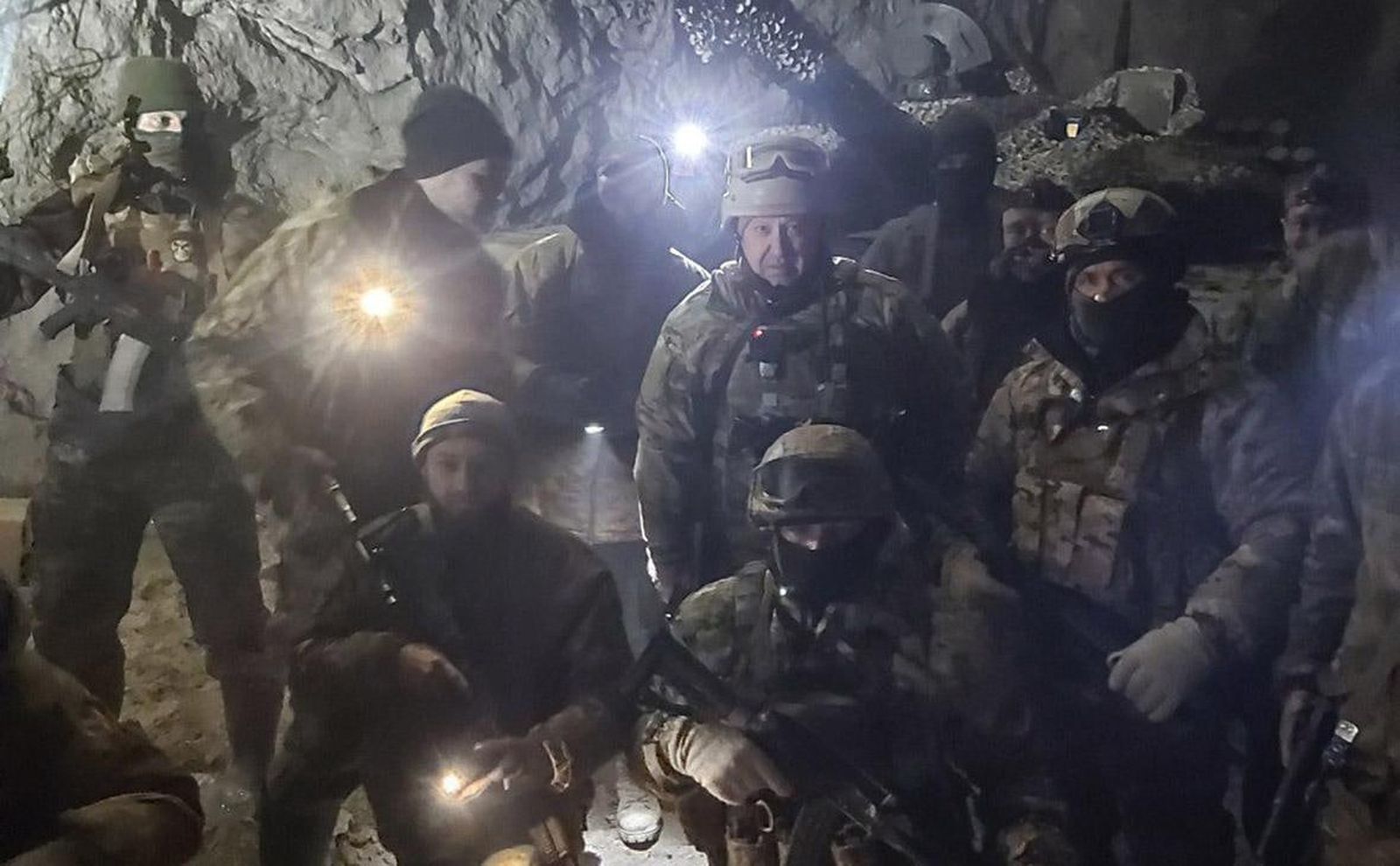 Евгений Пригожин фотографируется с наёмниками ЧВК «Вагнер» в соляной шахте в только что занятом ими украинском городе Соледаре. 11 января / Пресс-служба Пригожина