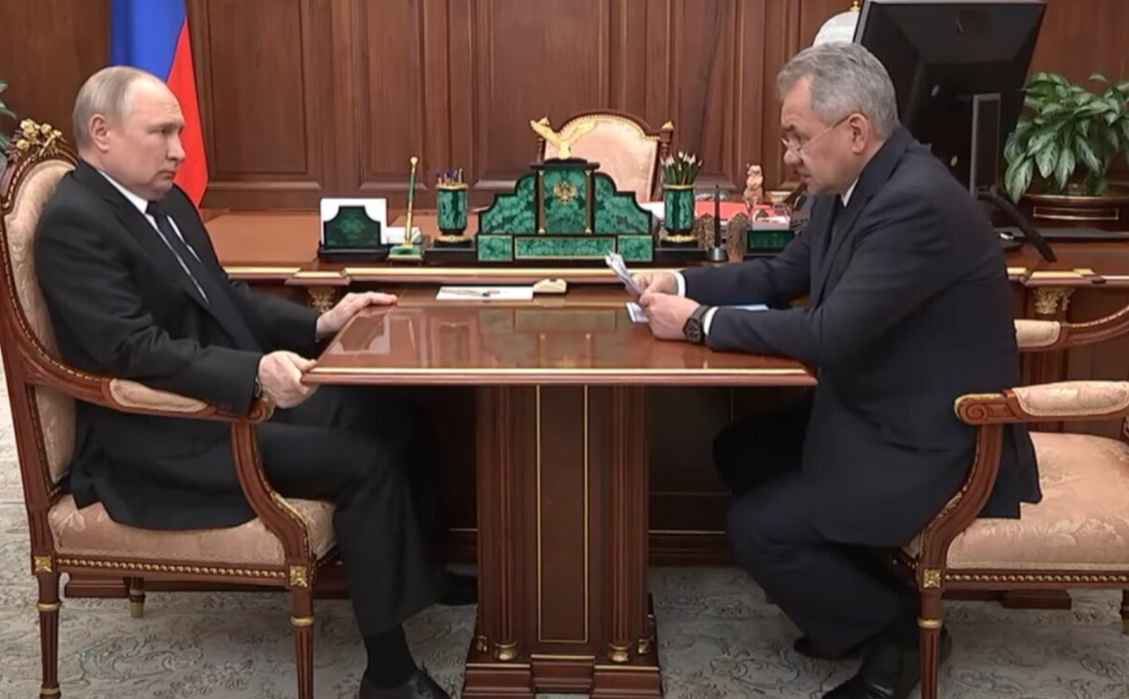 Путин крепко вцепился в стол во время встречи с Сергеем Шойгу. С министром обороны Путин обсудил план штурма Азовстали, единственного оставшегося очага сопротивления российским войскам в Мариуполе. Президент России назвал наступление нецелесообразным