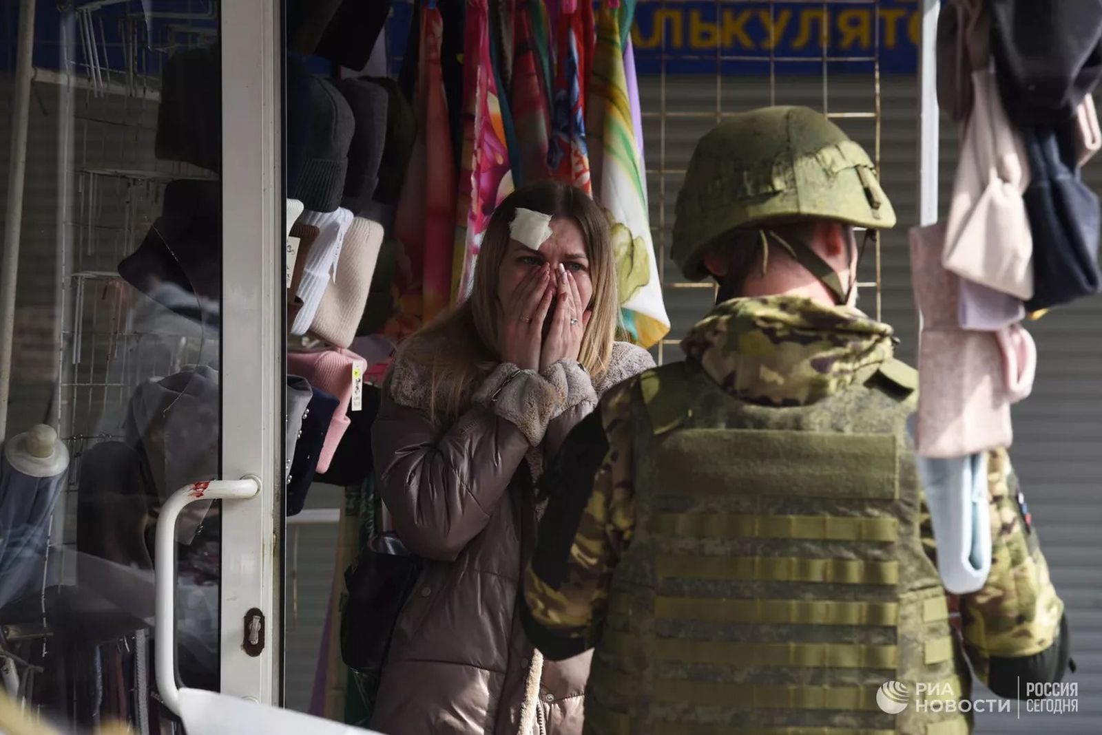 Военнослужащий опрашивает женщину, пострадавшую в результате обстрела со стороны ВСУ в Донецке, где по меньшей мере погибли 4 человека. 7 апреля / Таисия Воронцова / РИА Новости