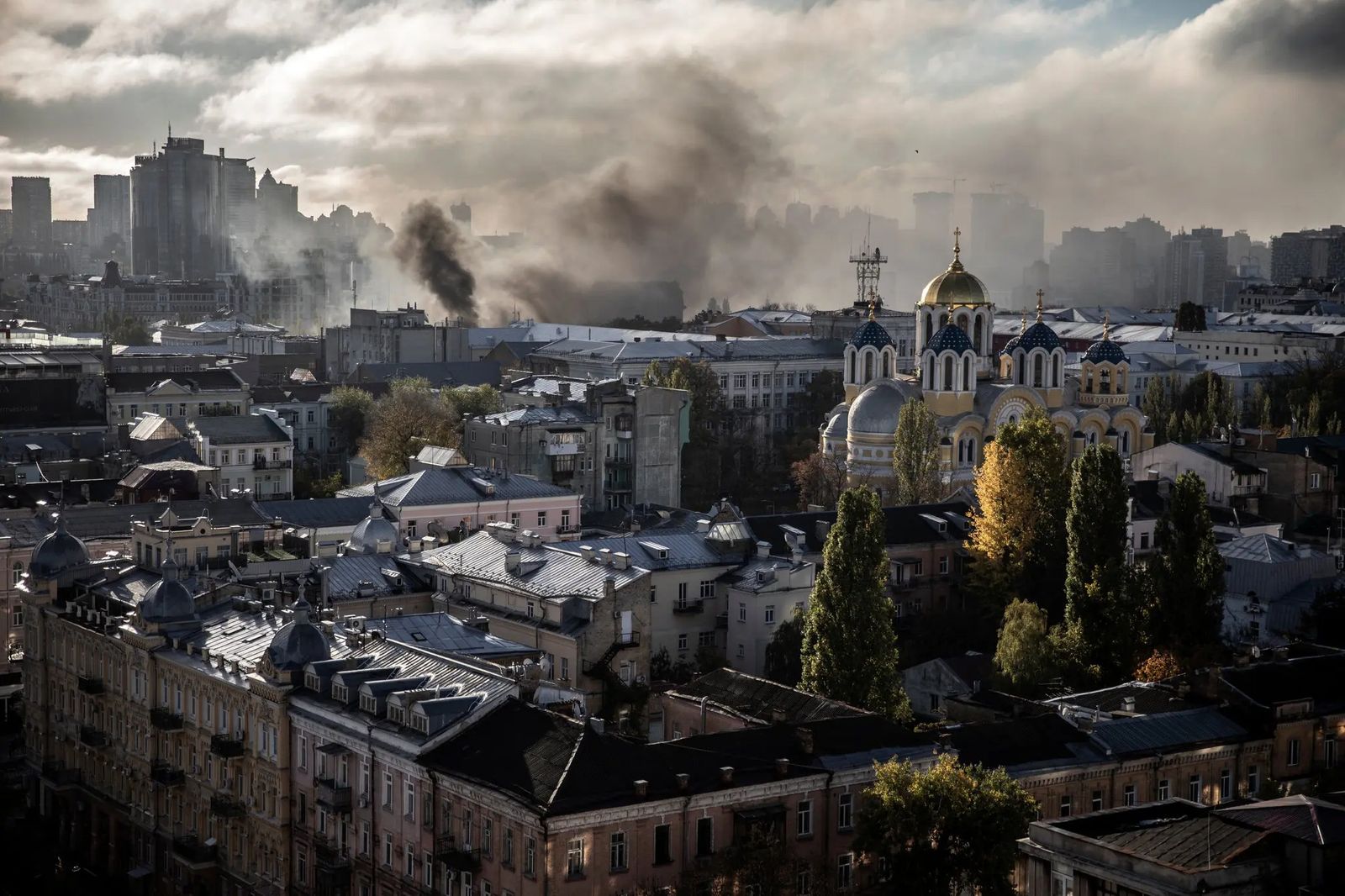 Поднявшийся после обстрелов дым над Киевом. 10 октября / Finbarr O'Reilly / The New York Times